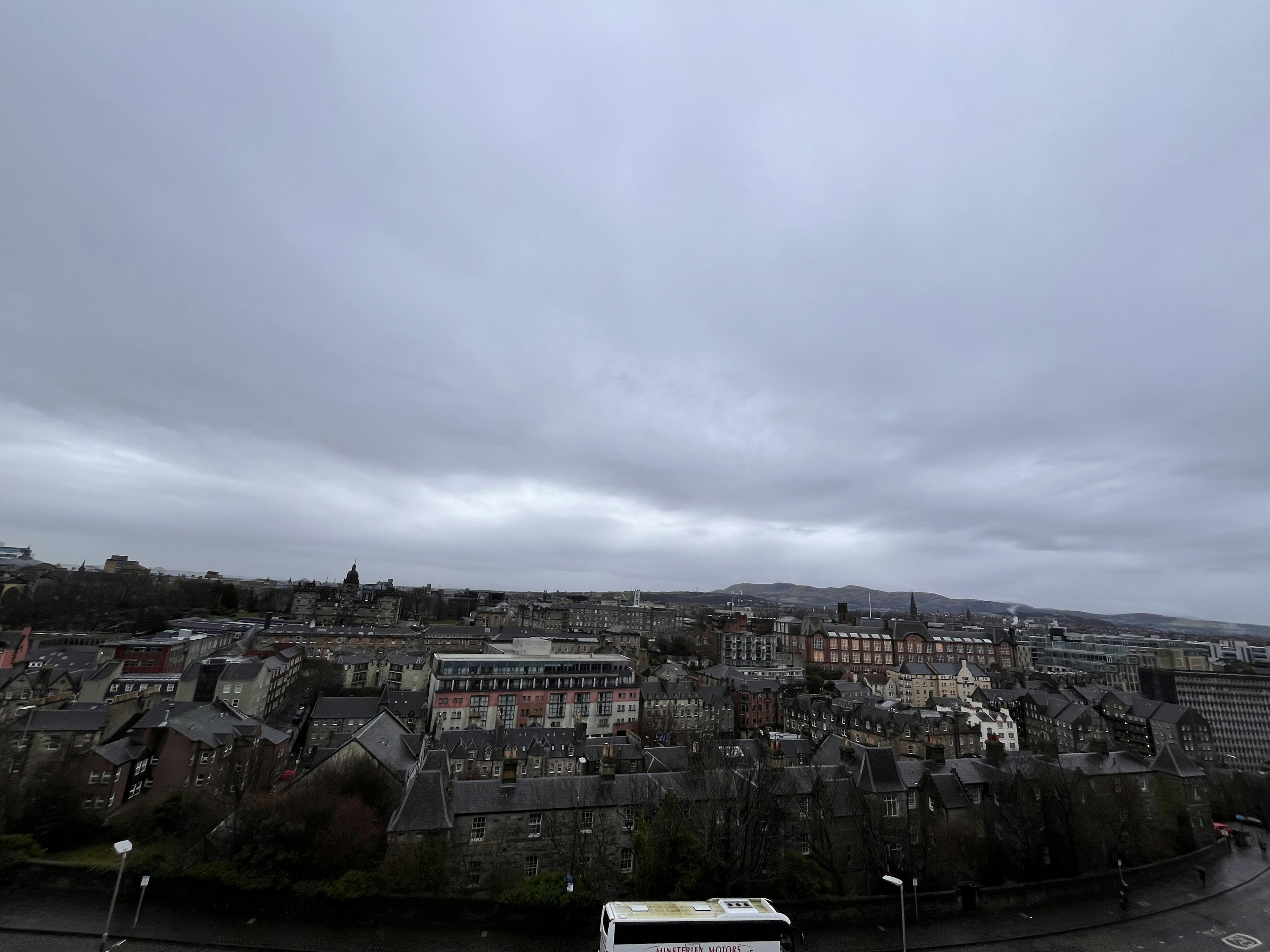 Una vista panorámica de un pueblo bajo cielos nublados grises