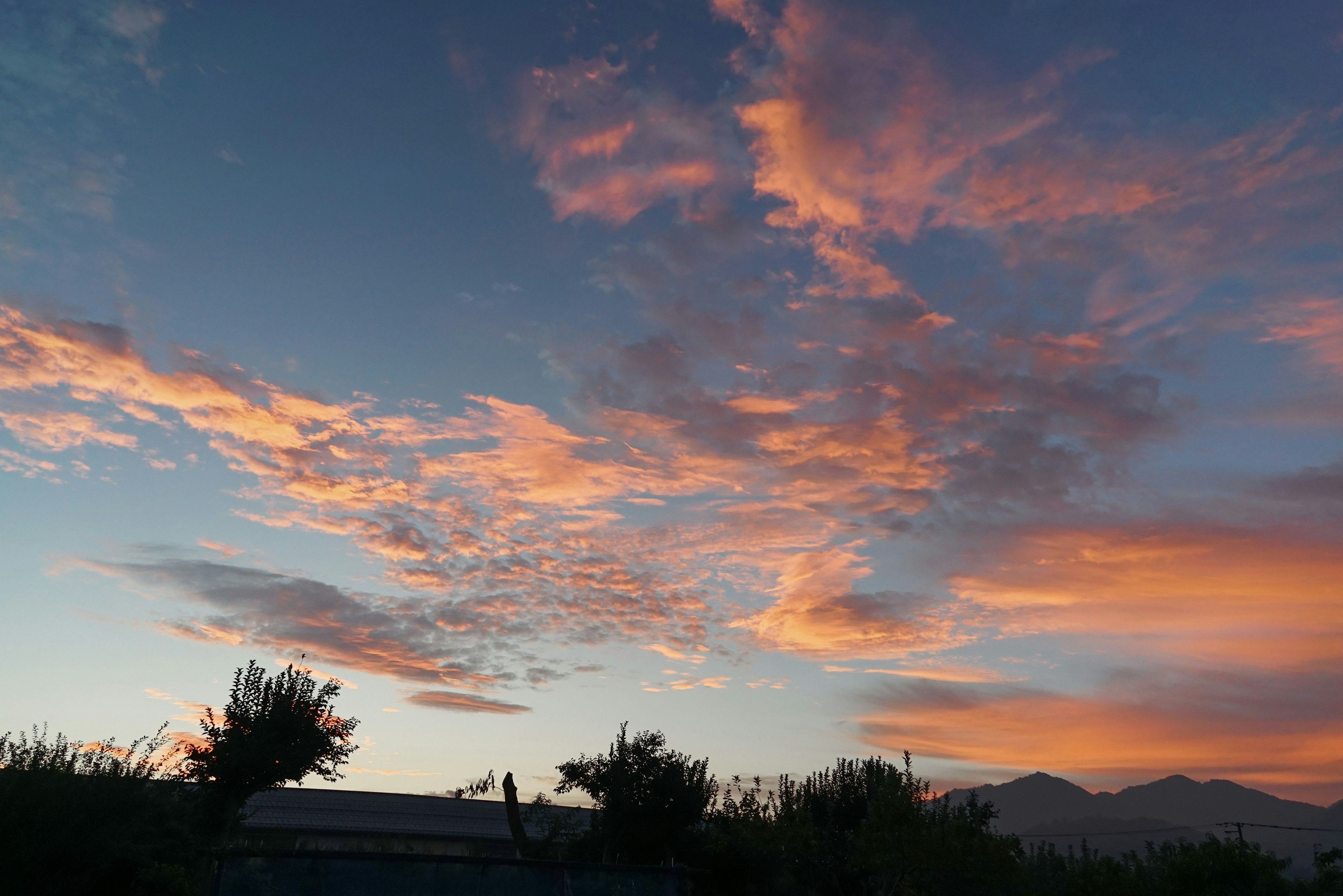 夕陽下充滿橙色雲彩的天空