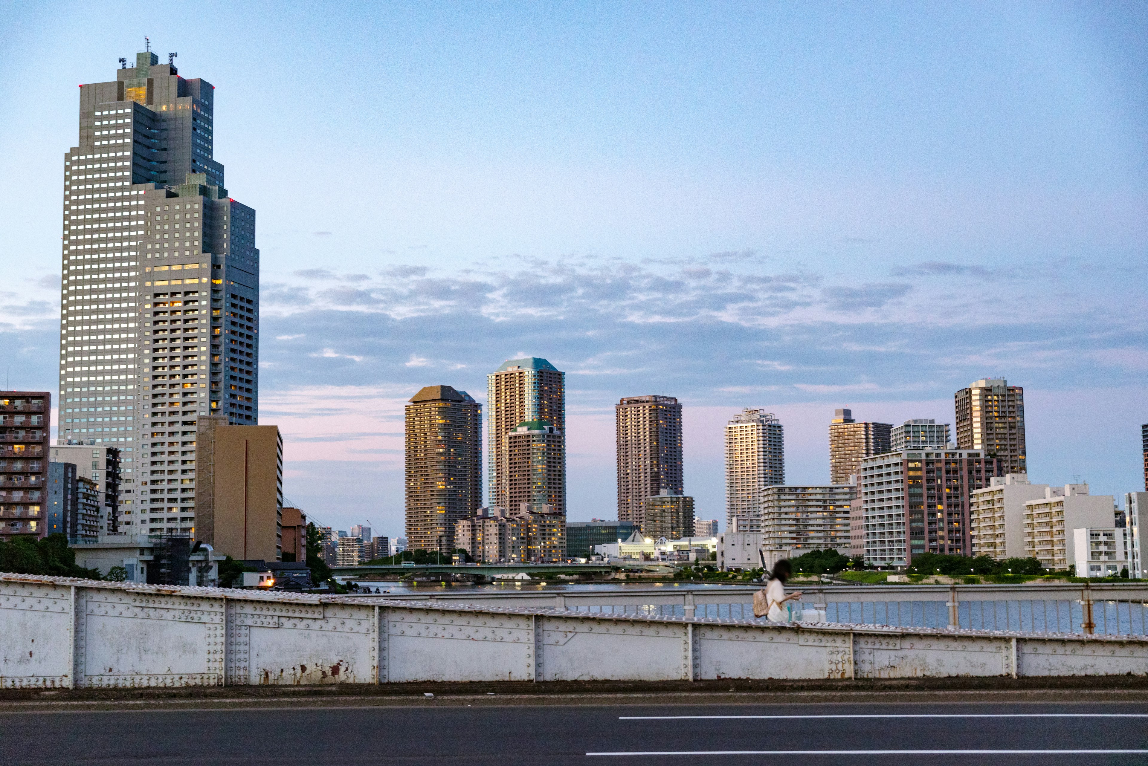 Skyline cittadina con grattacieli contro un cielo blu