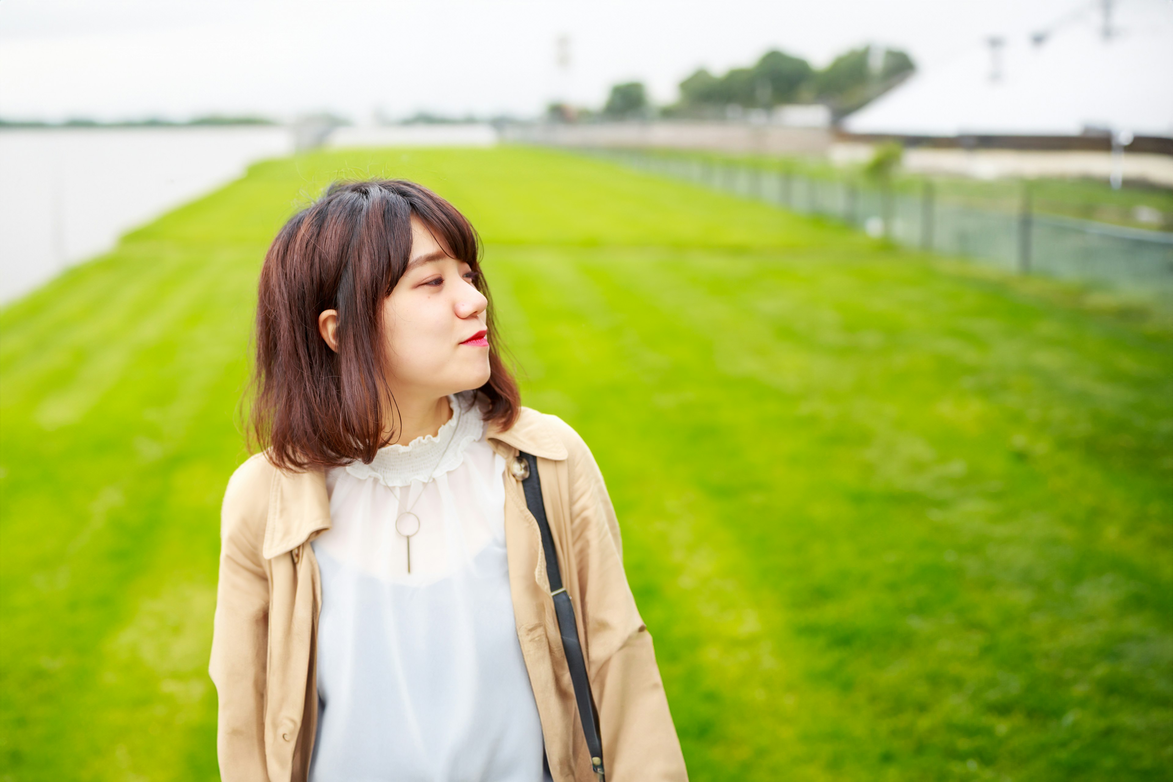 緑の芝生の上に立っている女性のポートレート