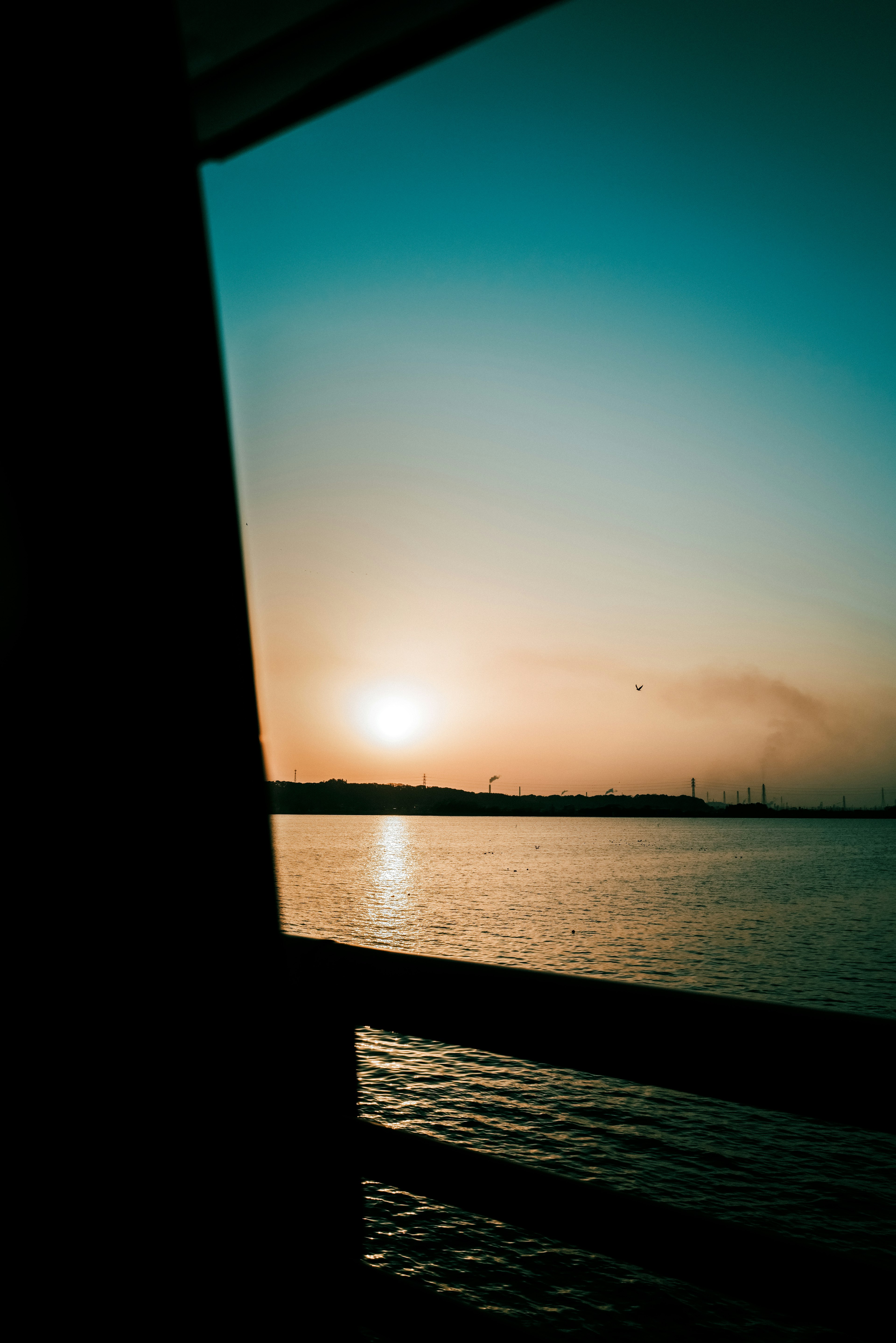 Silueta de una hermosa puesta de sol reflejándose en el agua