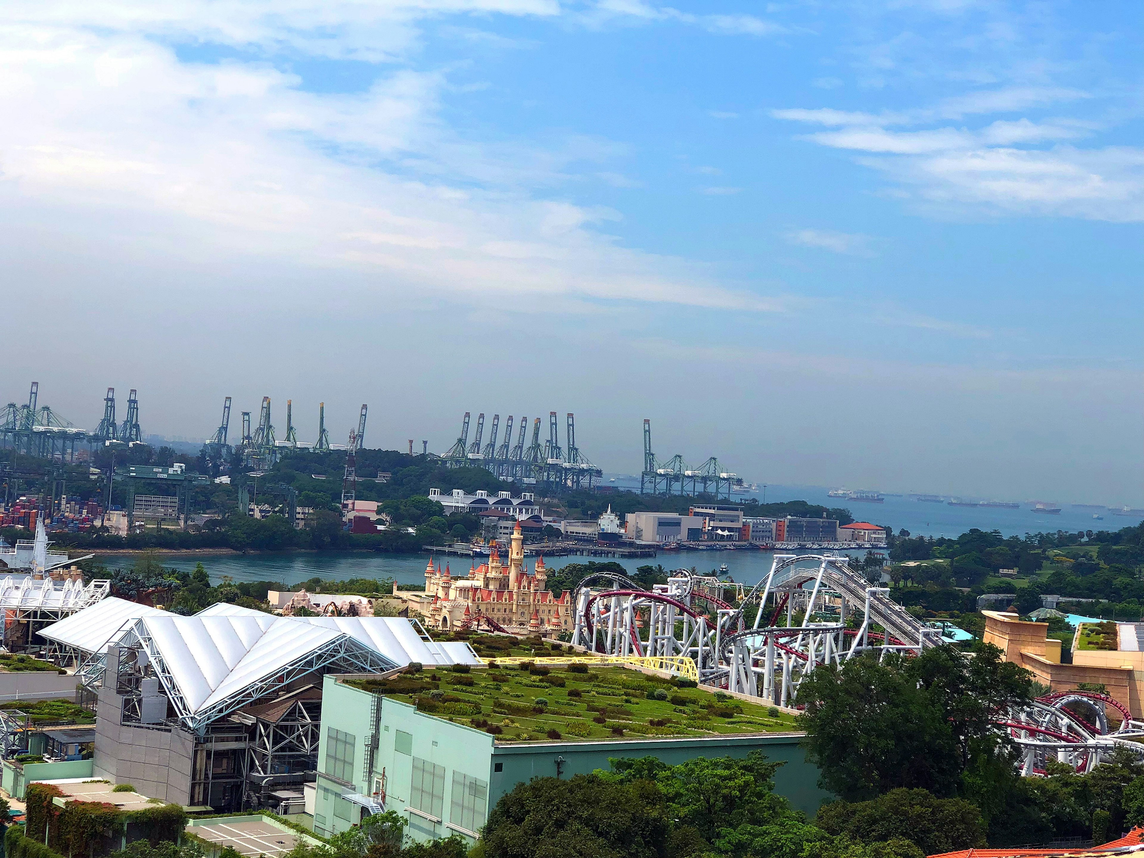 Vista del porto di Singapore con cielo blu sullo sfondo