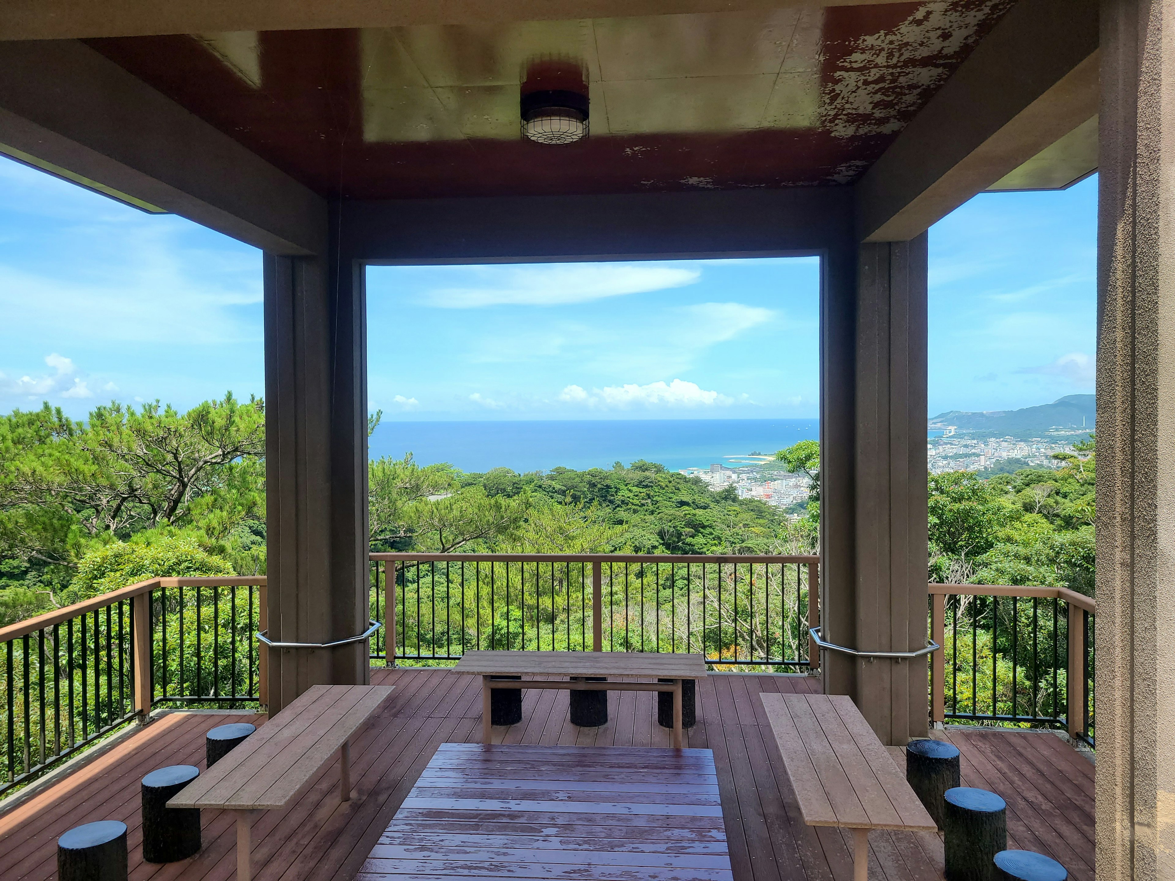 Padiglione all'aperto con una bella vista sul mare Tavolo e sedie in legno disposti