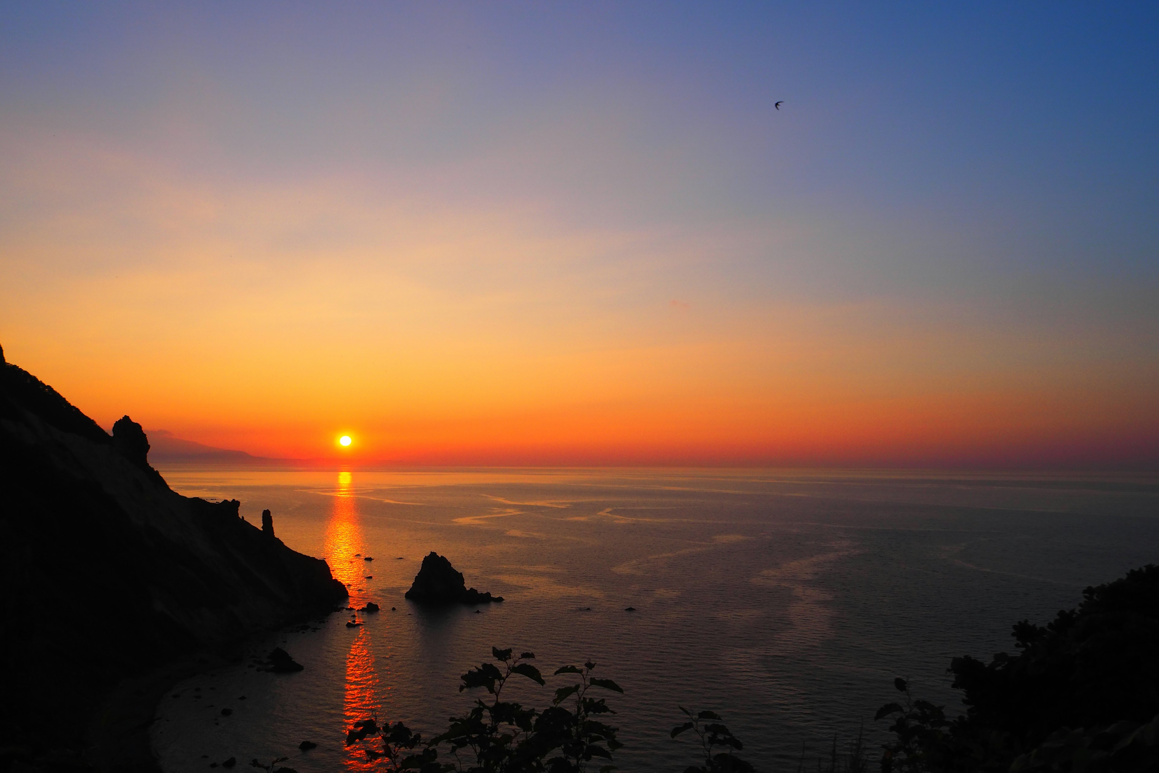 Schöner Sonnenuntergang über dem Ozean mit lebhaften Himmelsfarben