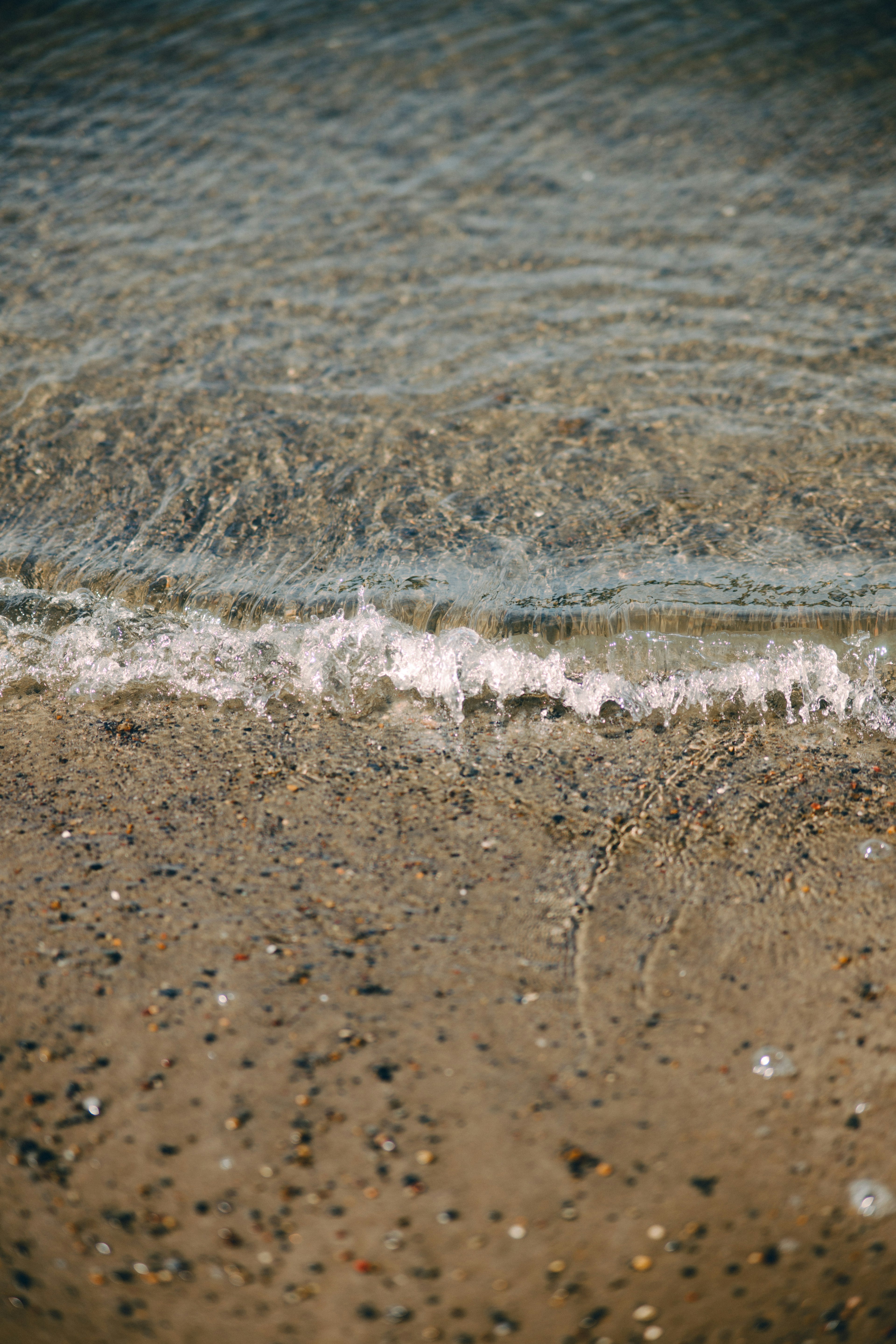 穏やかな海の波が砂浜に打ち寄せる様子