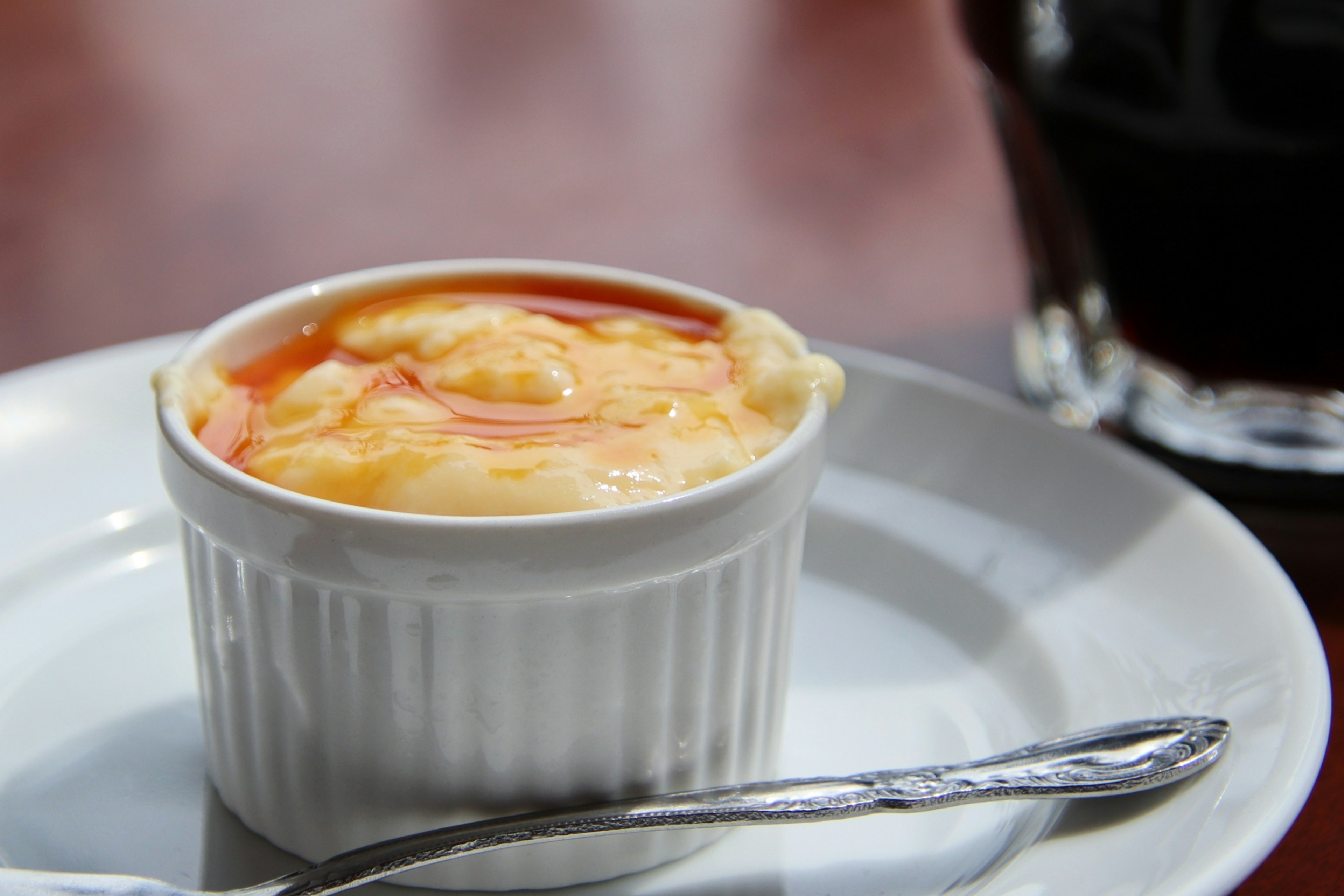 Cremiges Dessert in einer kleinen weißen Schüssel serviert