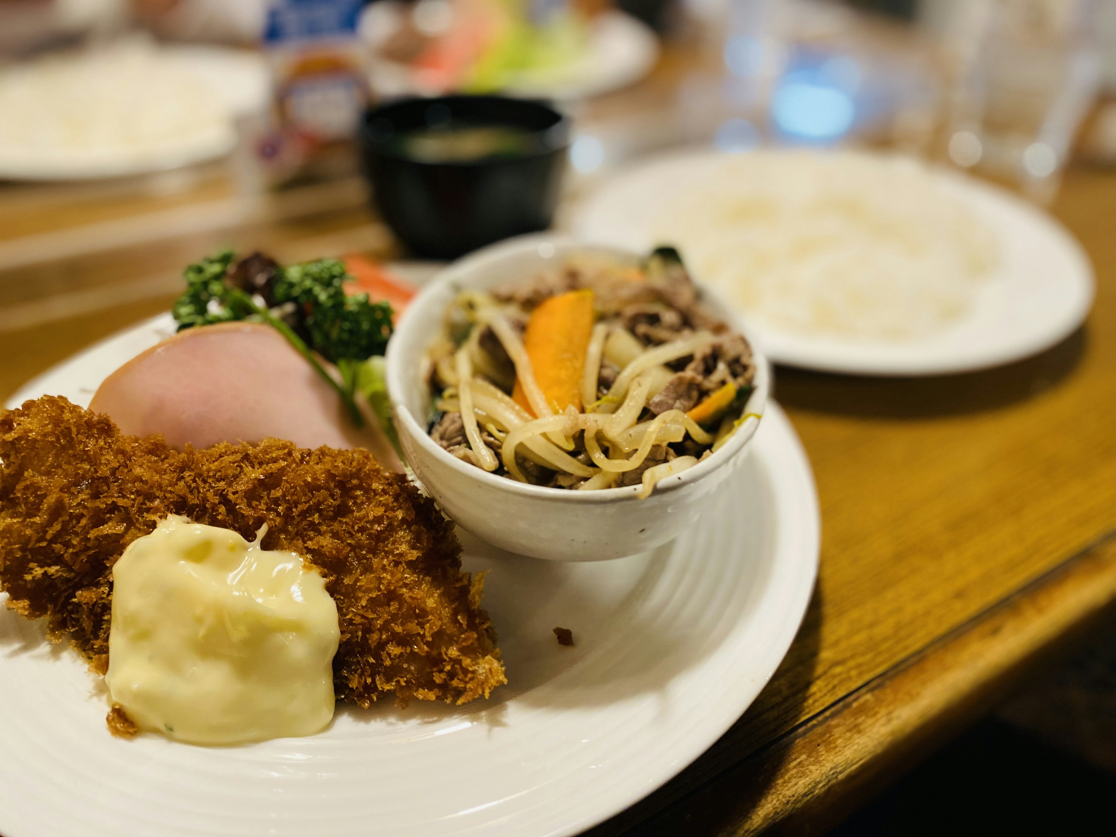 揚げ物とサラダが盛り付けられた皿とご飯のボウル