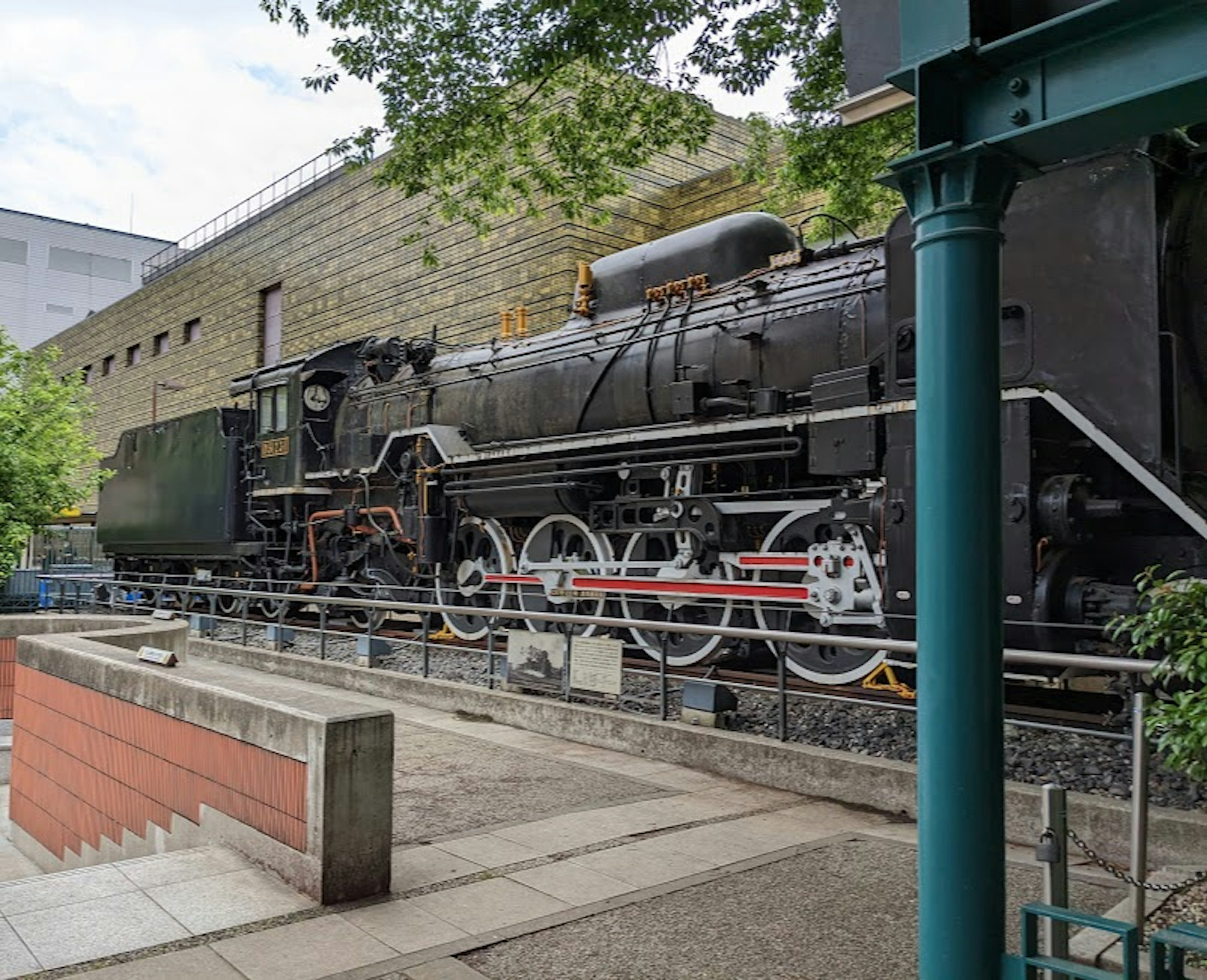 Locomotora de vapor negra en exhibición al aire libre