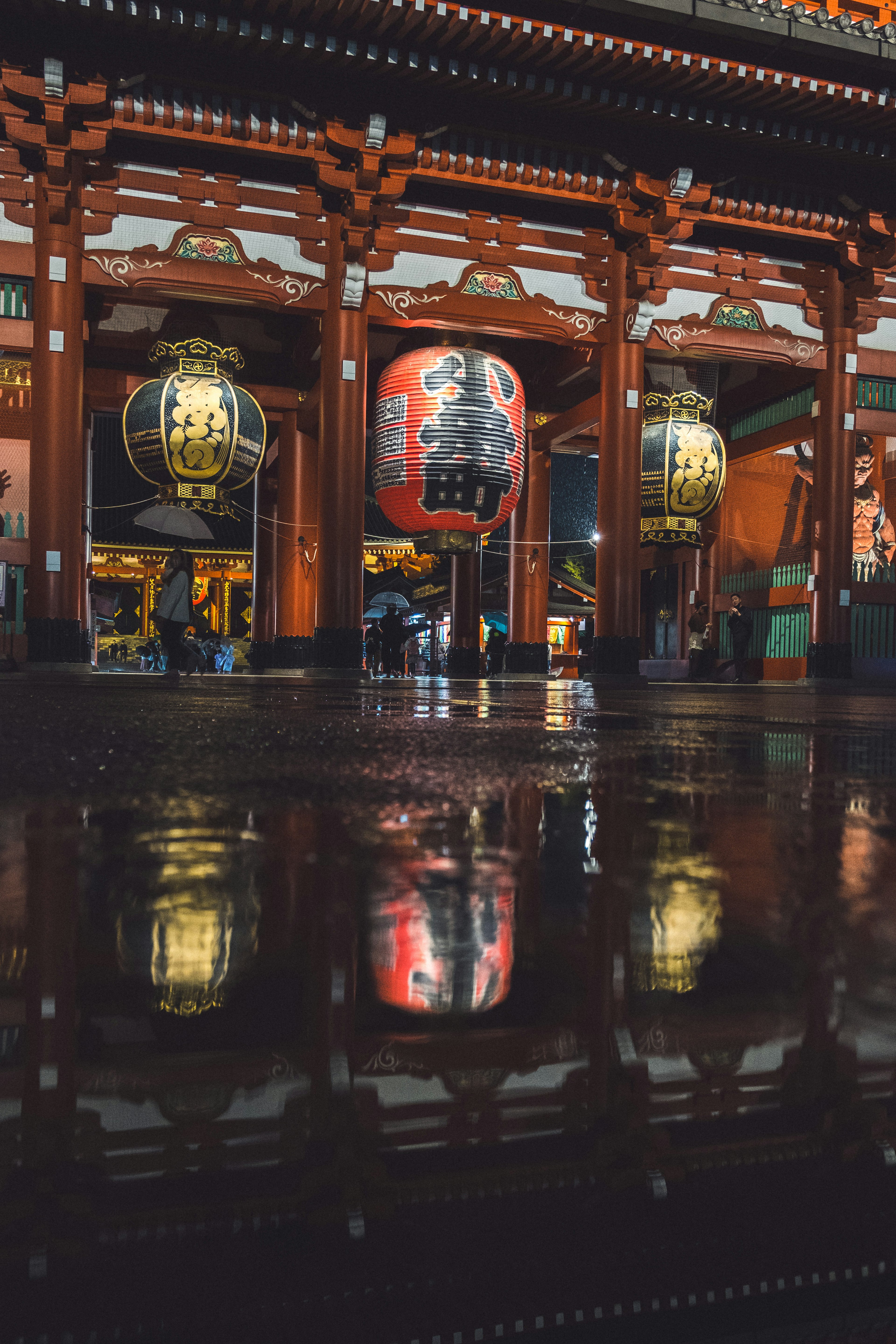 雷門の巨大な提灯と反射する水面が印象的な風景