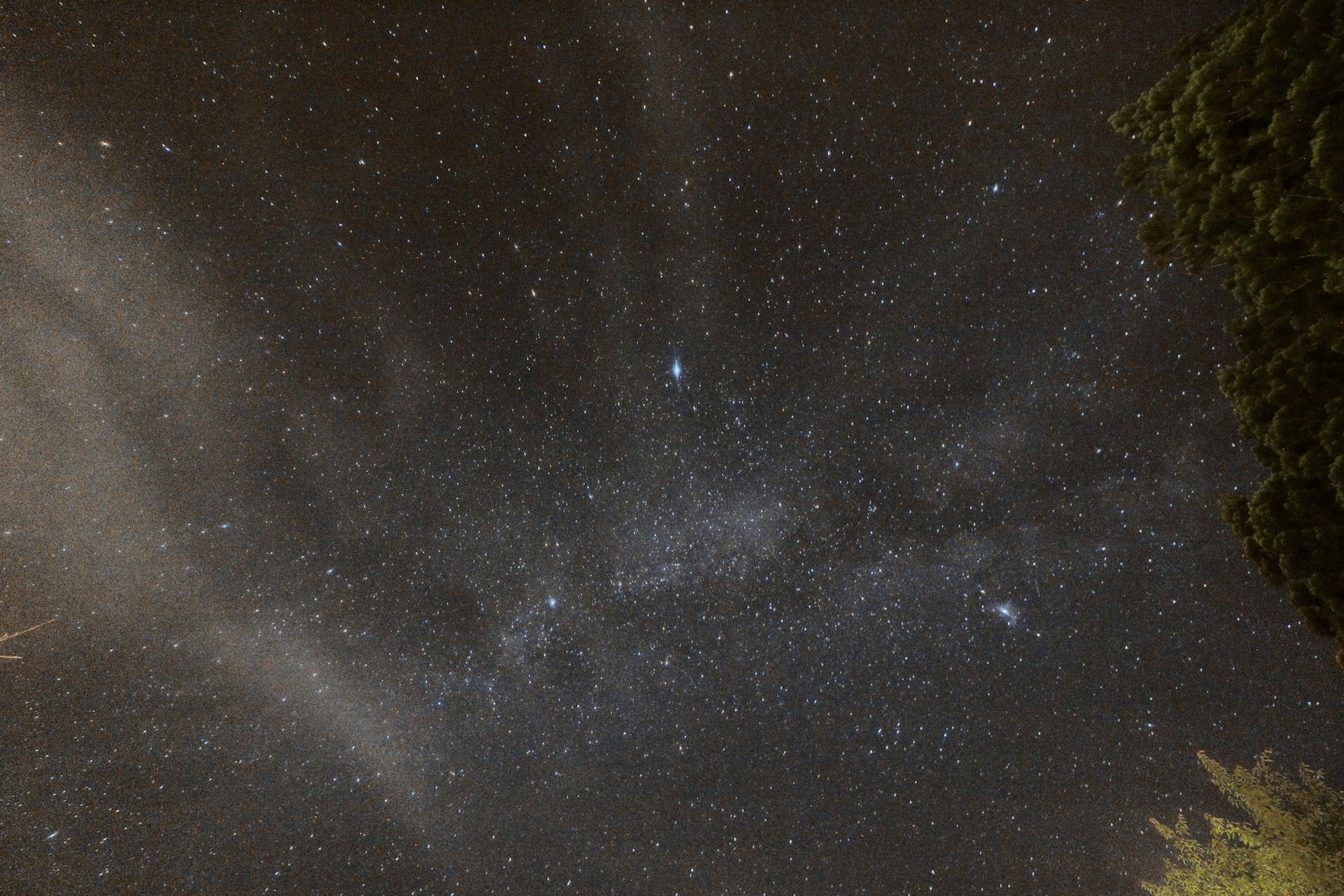 夜空に広がる星々と銀河の美しい景色