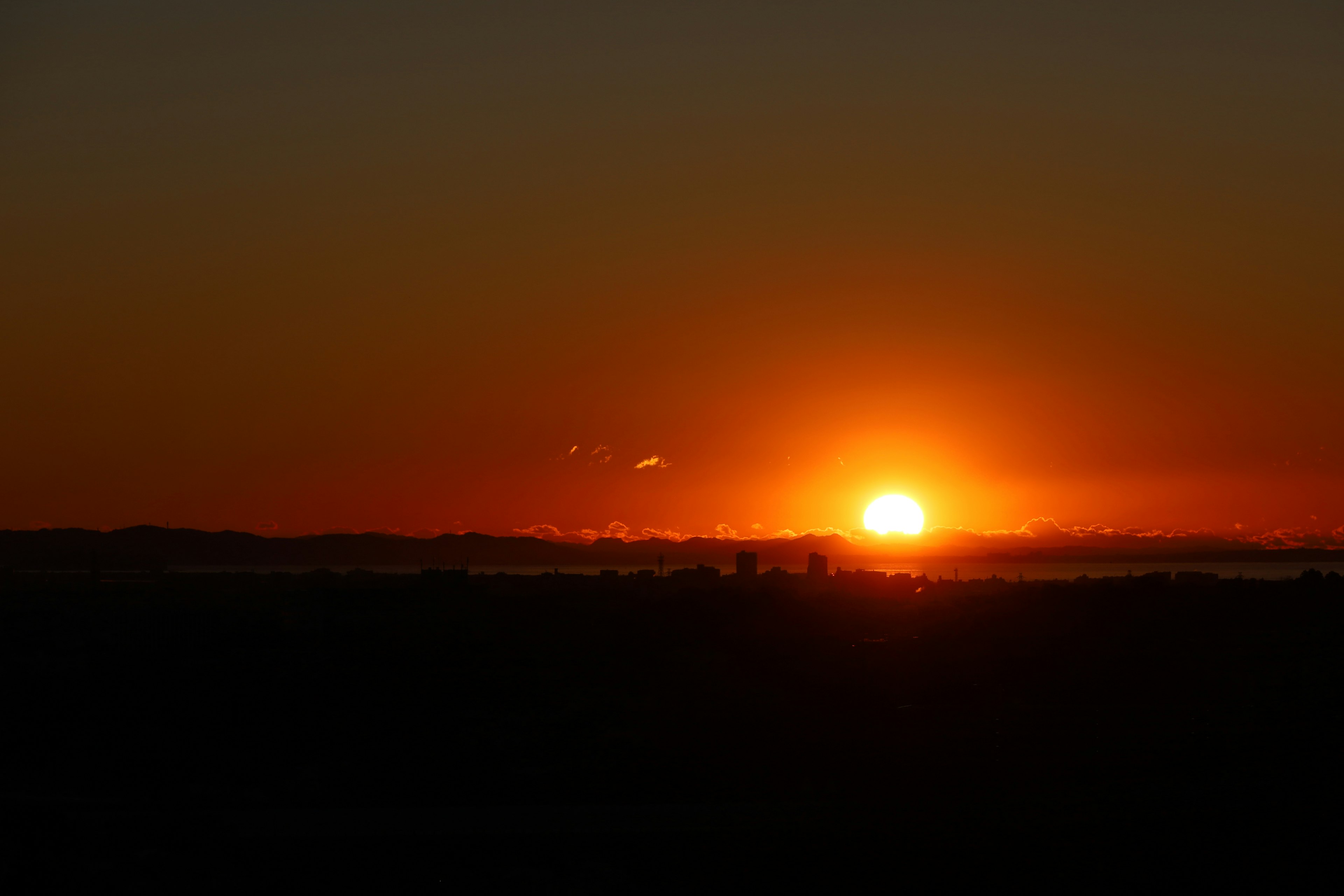 Ein schöner Sonnenuntergang am Horizont