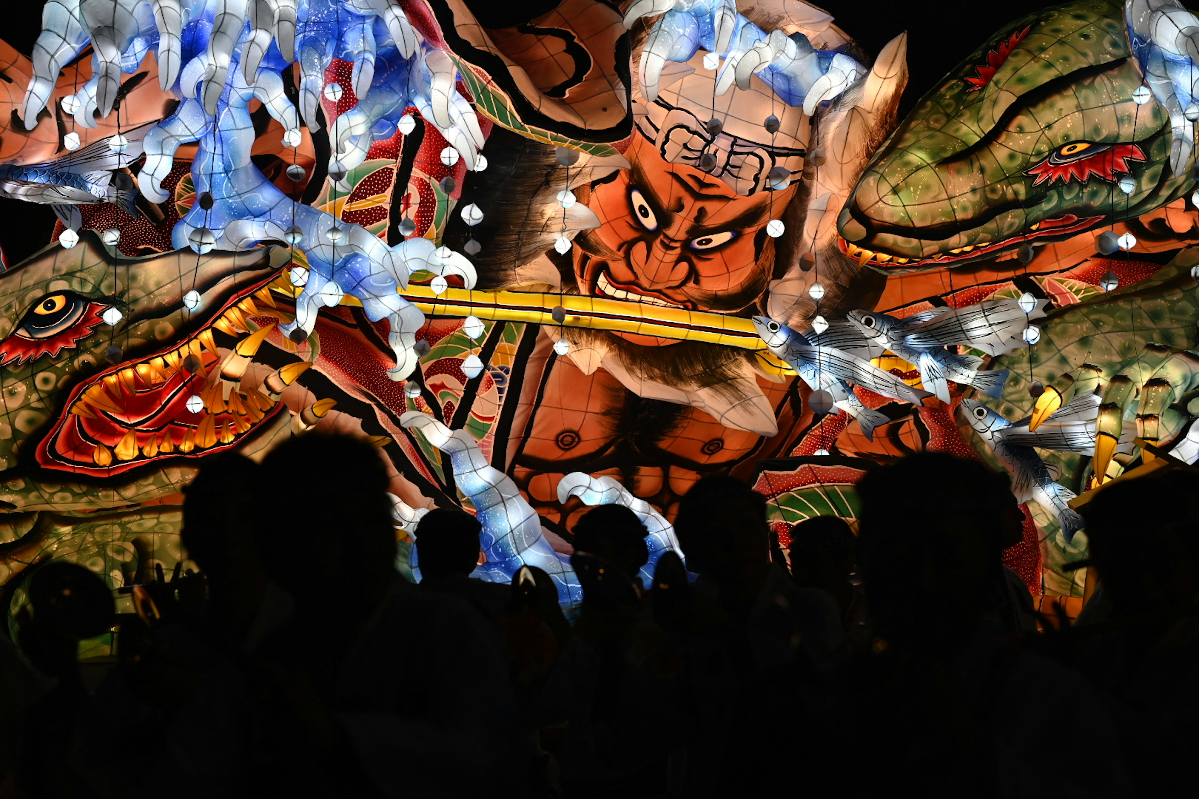 Un mural de estilo ukiyo-e vibrante que presenta a un demonio tocando la flauta sobre un fondo colorido