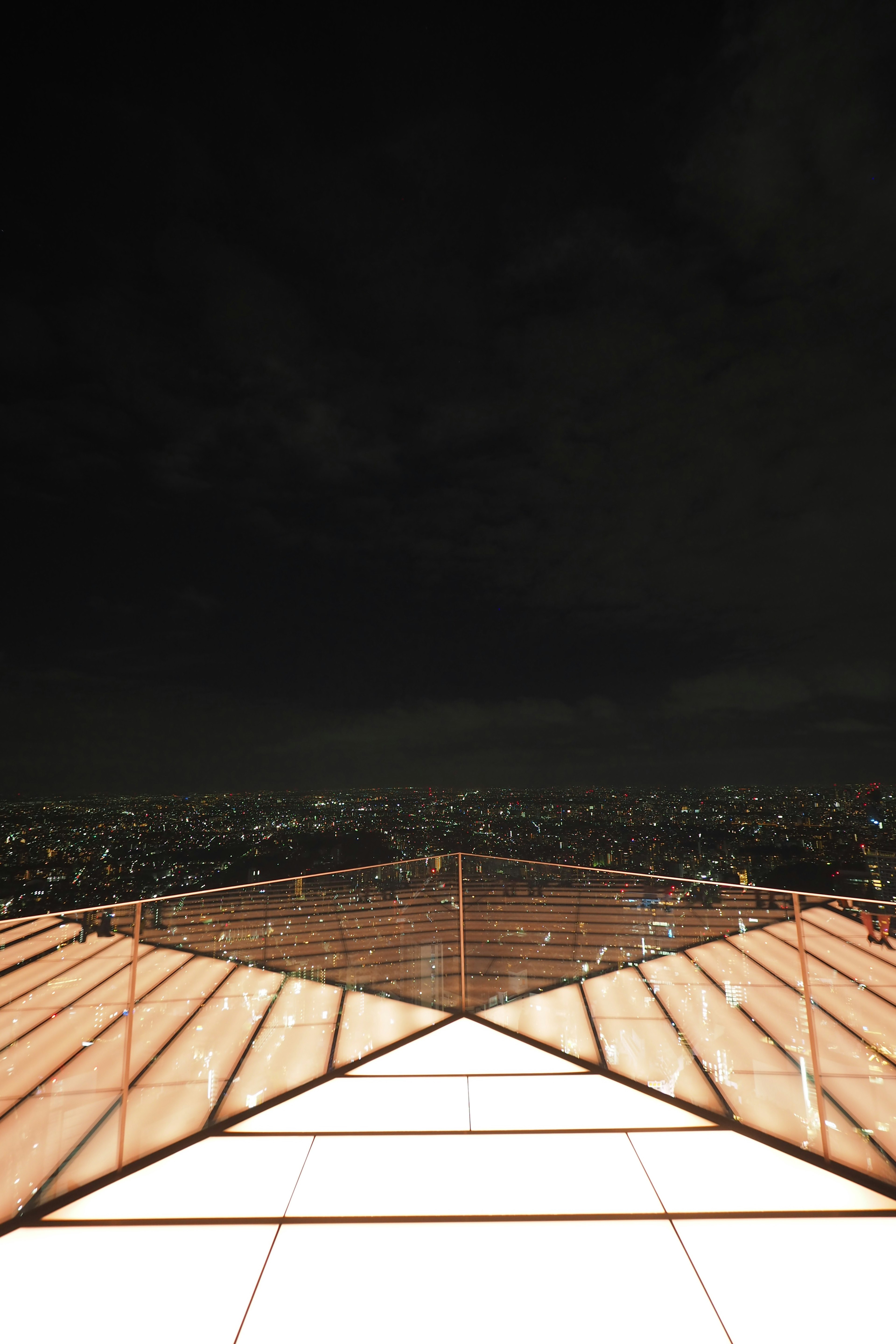 Aussicht von einer Dachterrasse auf eine Stadt bei Nacht