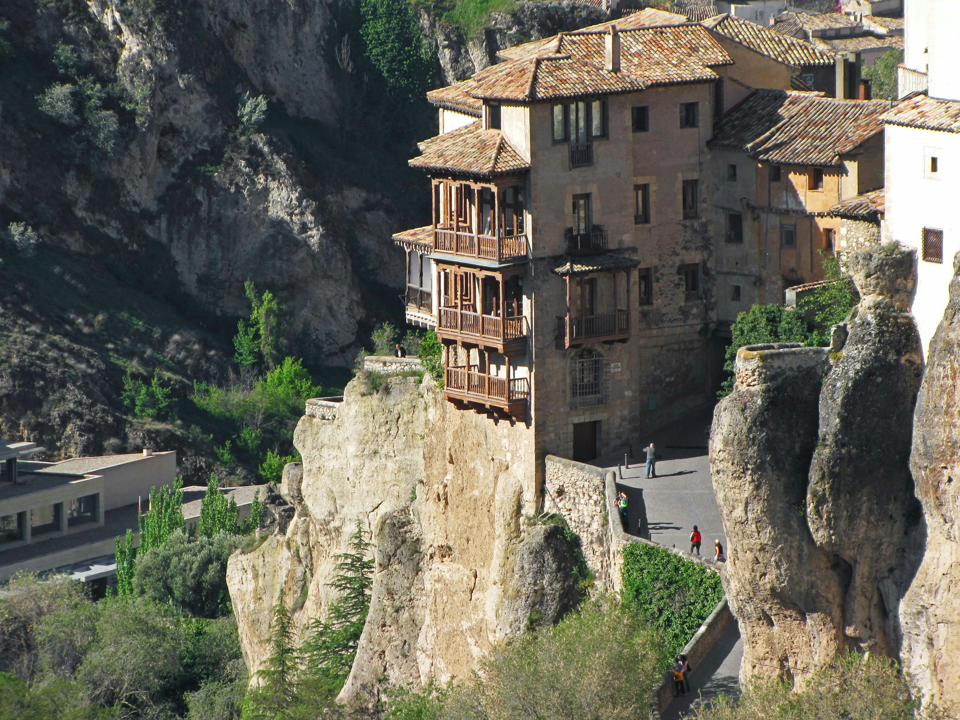 Maison unique perchée sur des rochers dans un paysage magnifique