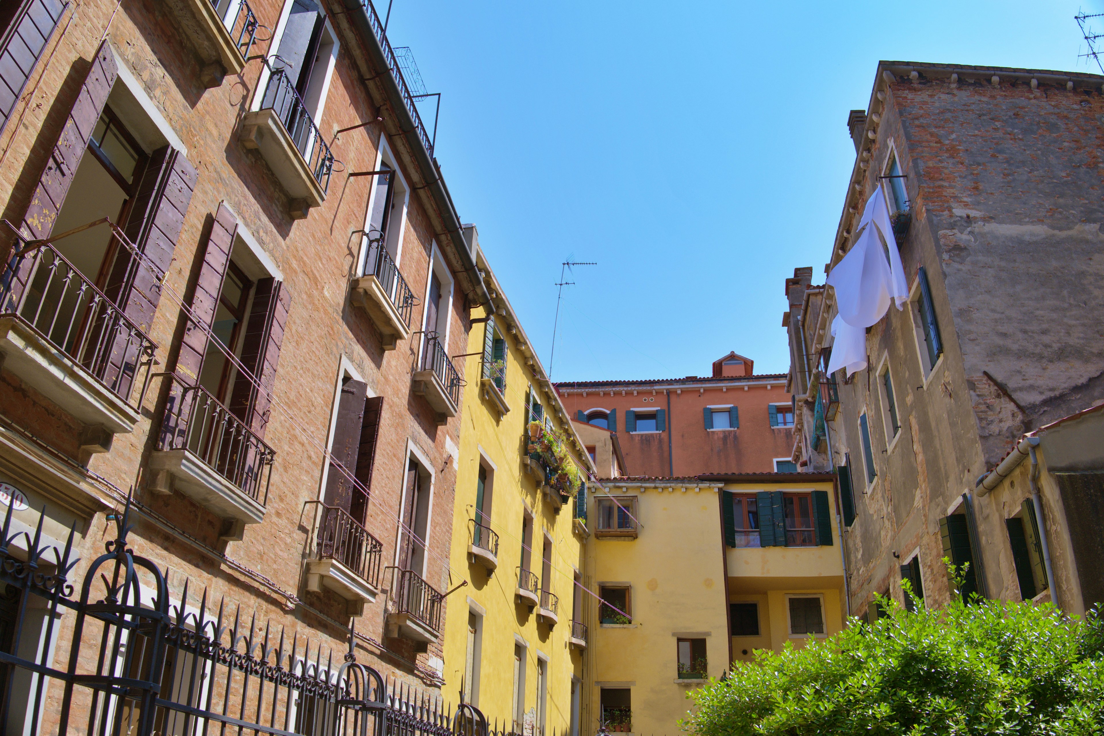 Calle estrecha con edificios coloridos bajo un cielo azul