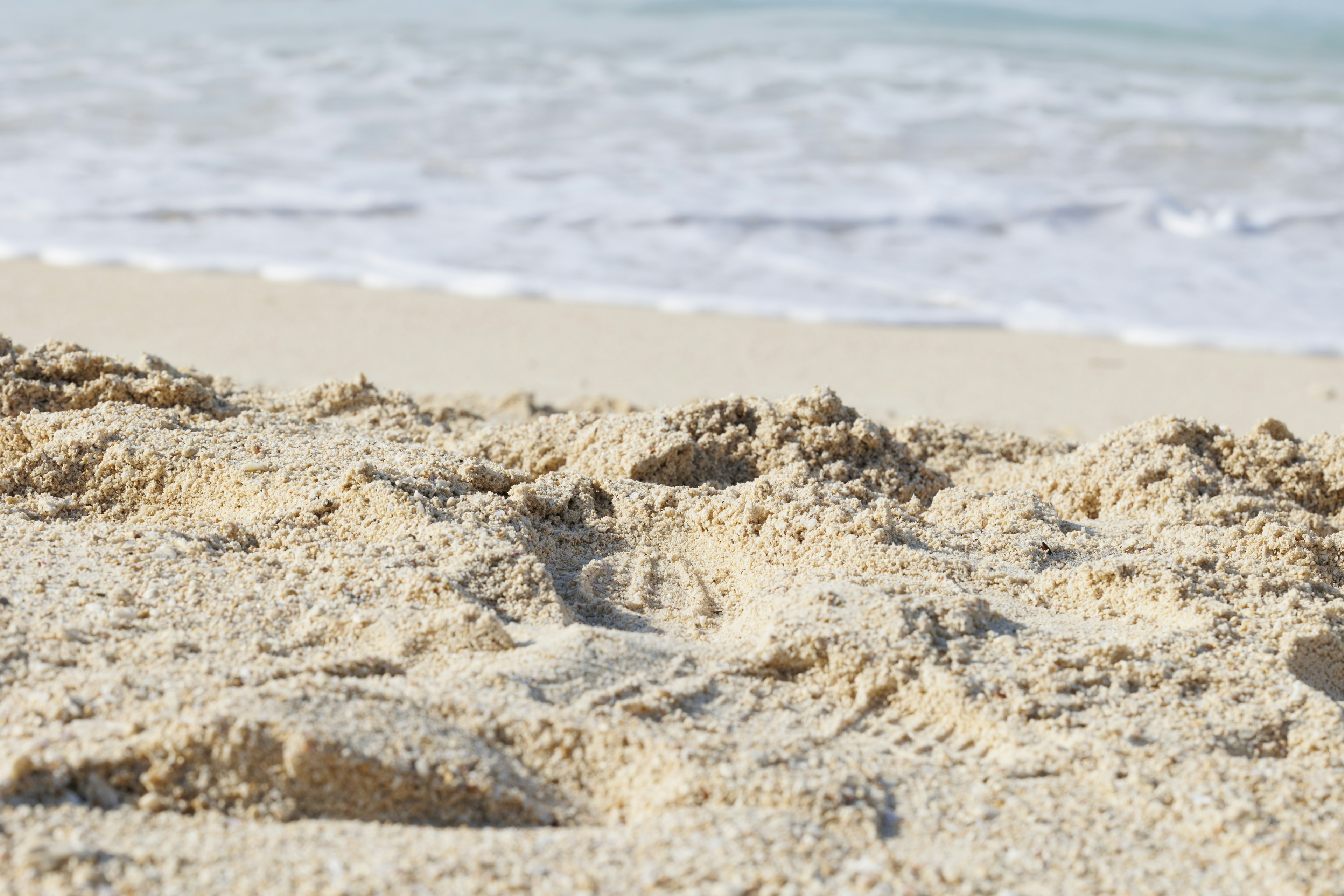 Scène de plage avec du sable et des vagues douces