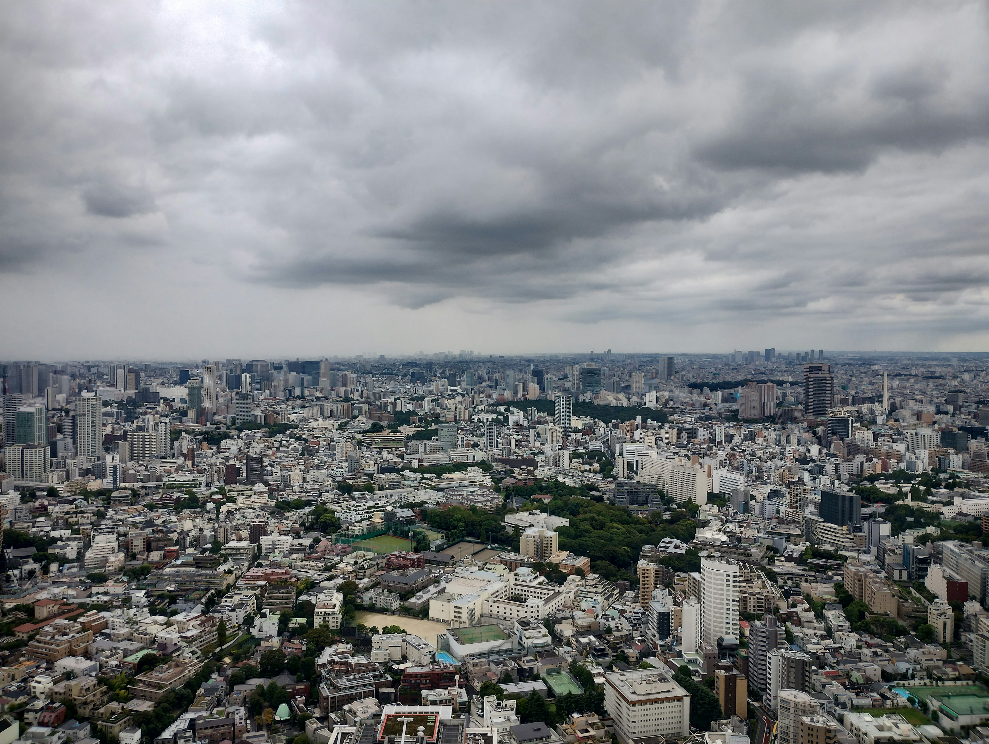 Luftaufnahme der Skyline von Tokio unter einem bewölkten Himmel