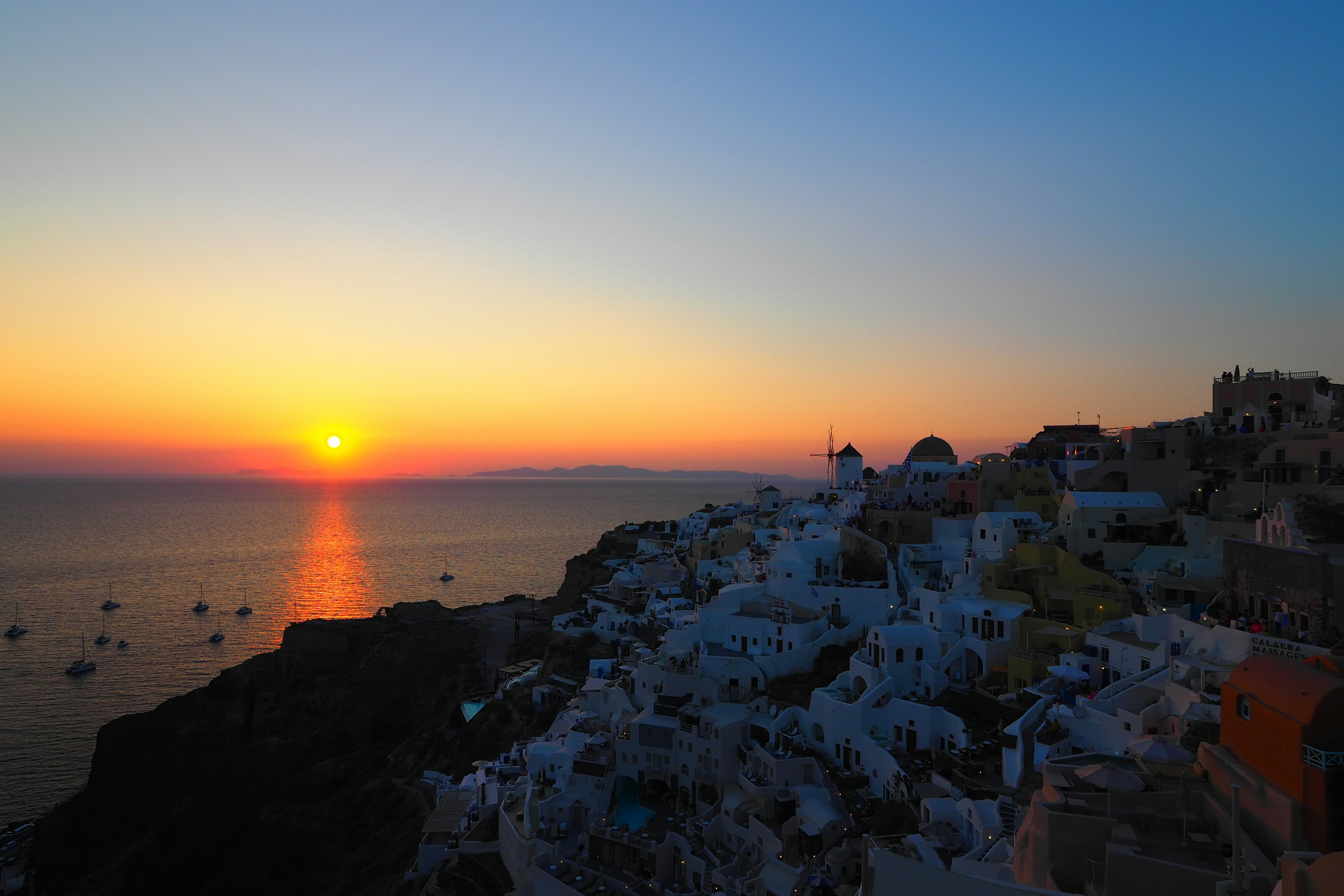 Hermoso atardecer sobre Santorini con edificios blancos