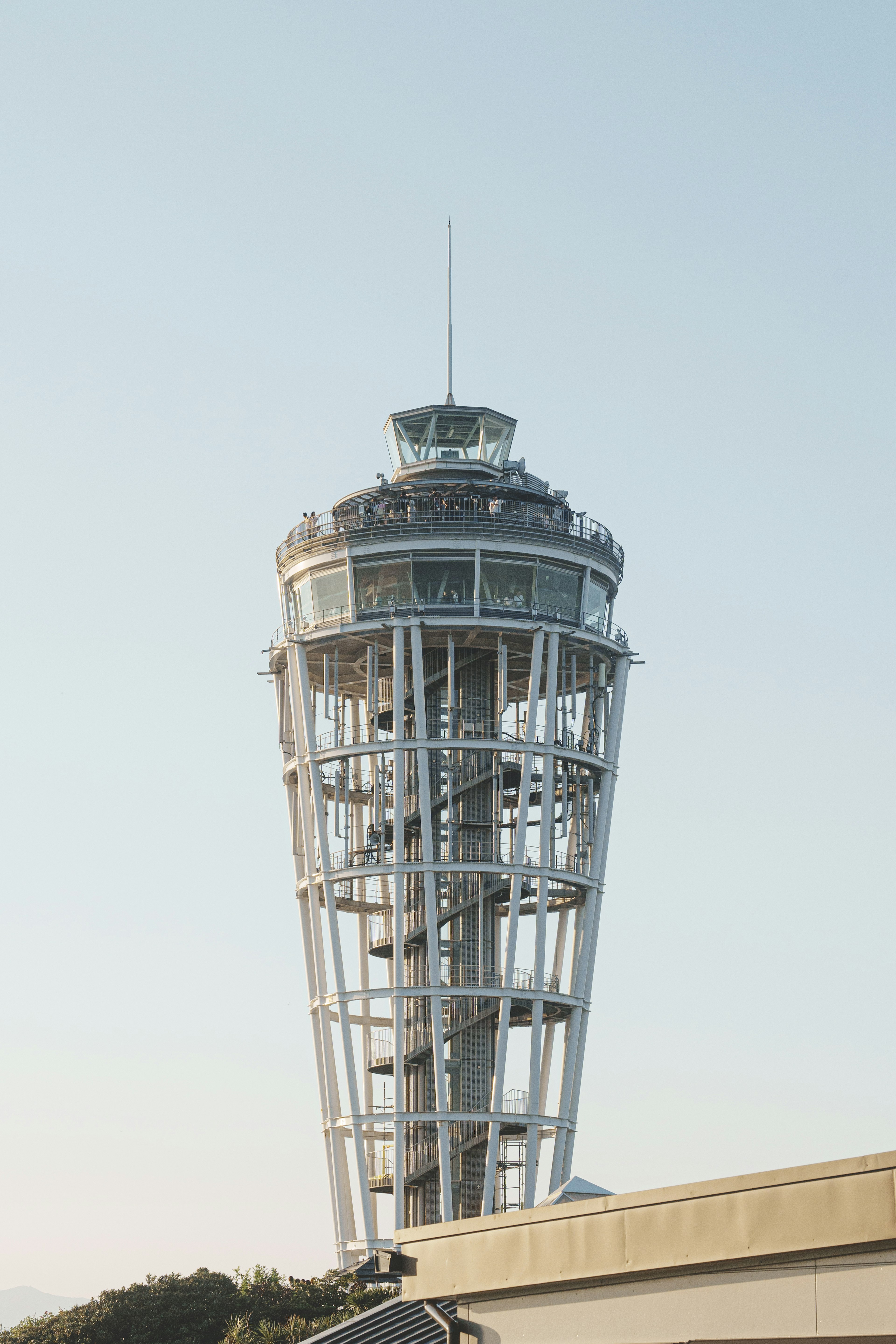 Menara tinggi dengan desain struktural unik dan bagian transparan