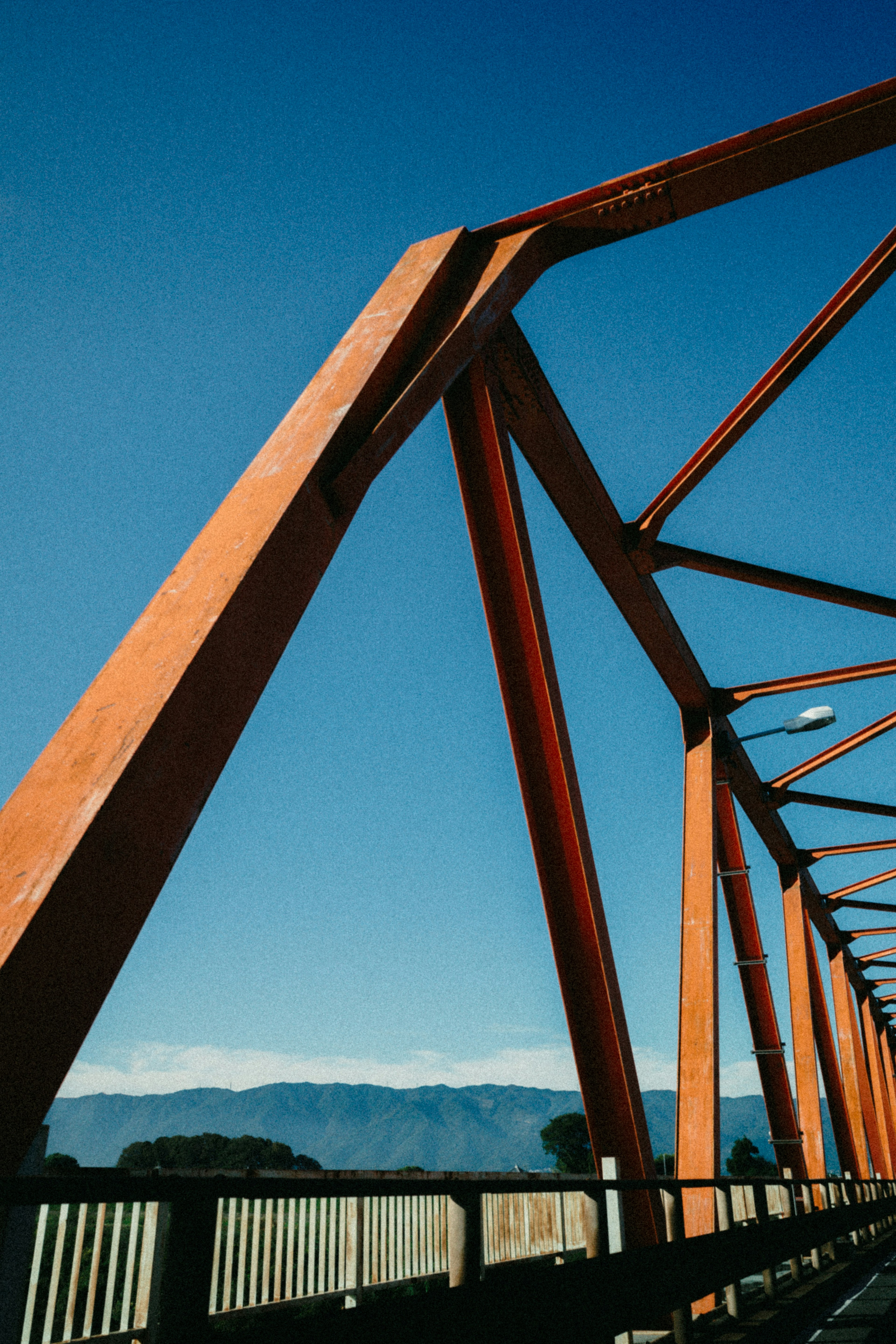 Estructura de puente de acero rojo bajo un cielo azul