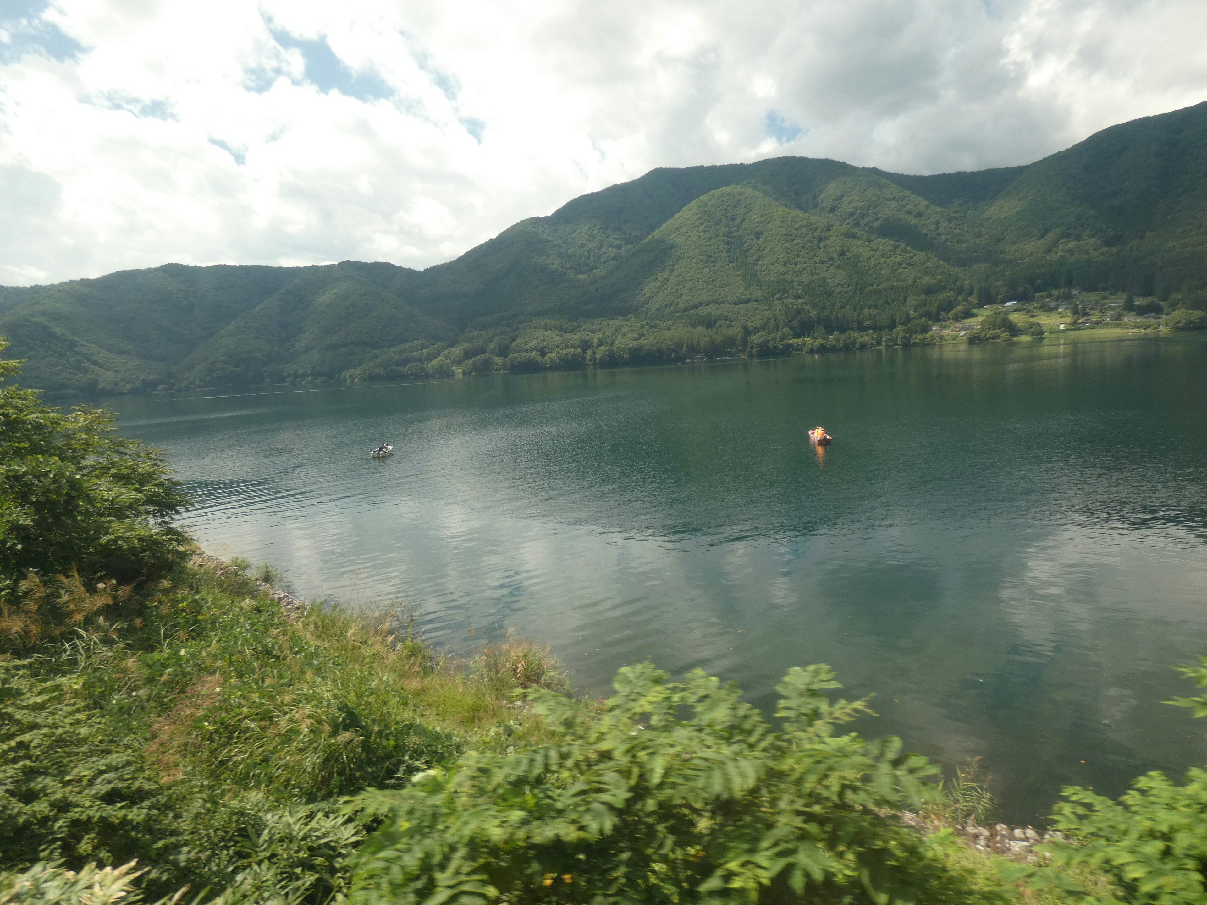 Vue panoramique des montagnes et d'un lac tranquille végétation luxuriante et surface d'eau calme