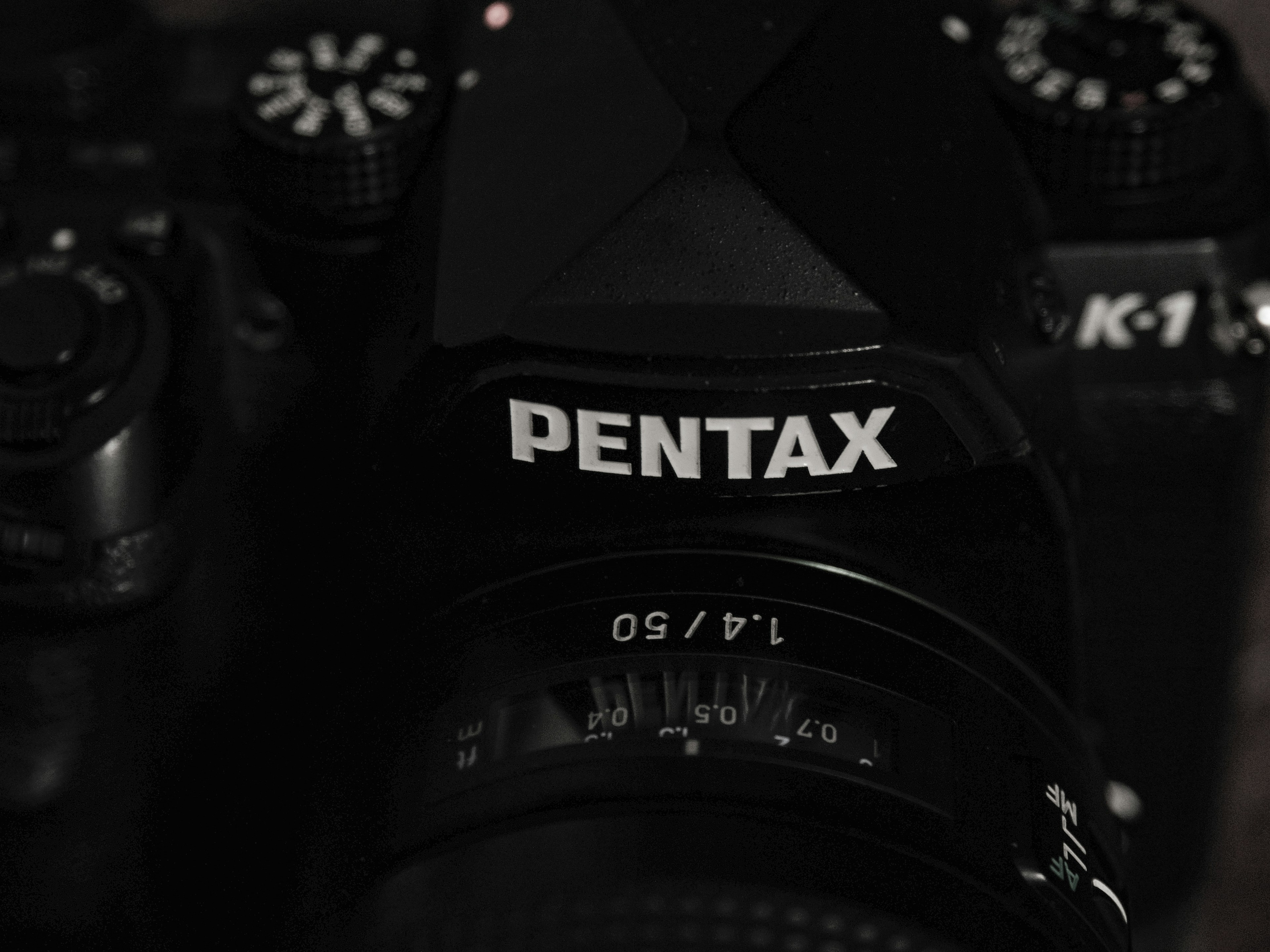 Immagine ravvicinata di una fotocamera Pentax K-1 con focus sull'obiettivo