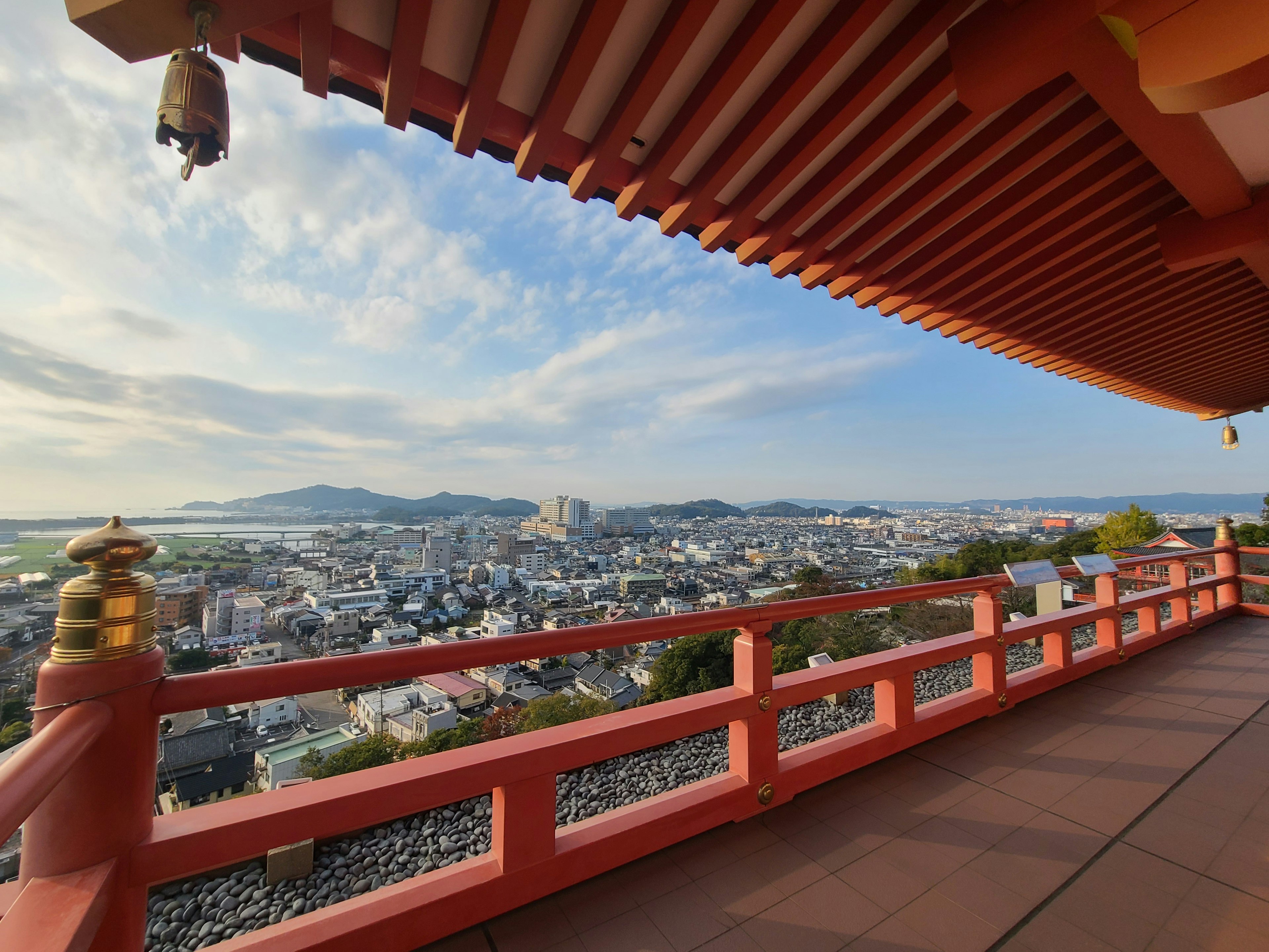 寺廟陽台俯瞰城市和山脈的美景