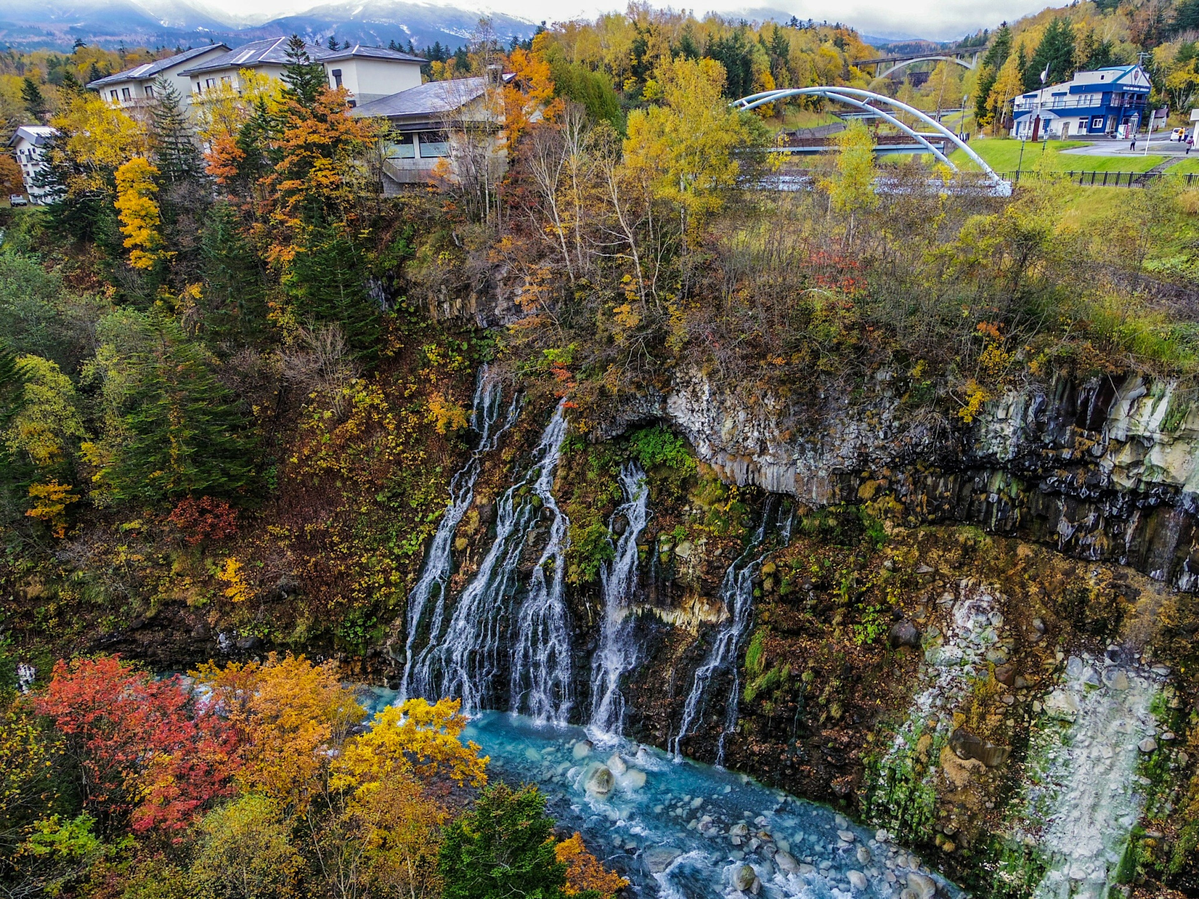 美しい滝と秋の紅葉が映える風景の上空からの眺め