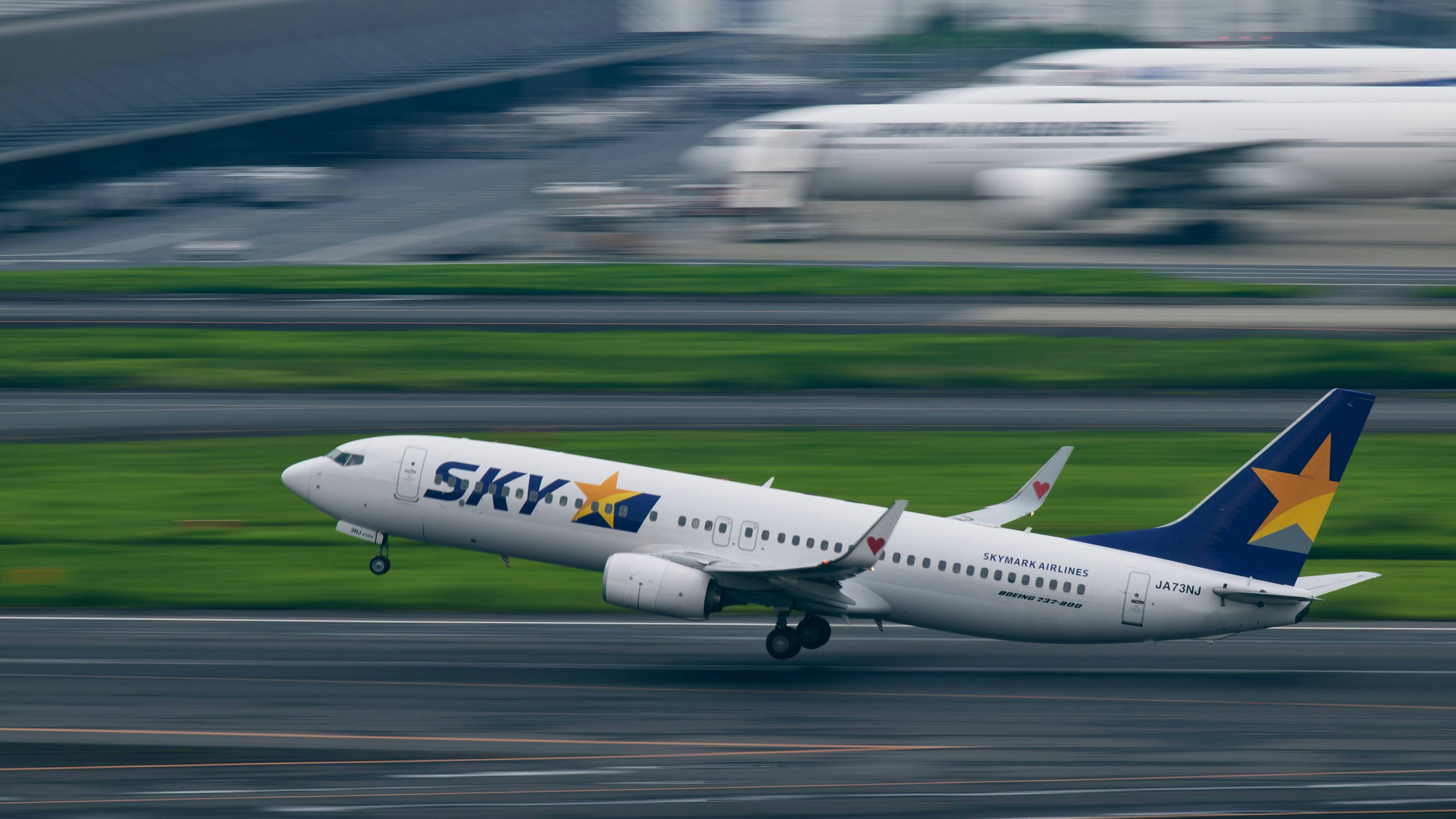 Boeing 737 de SKY Airlines despegando de la pista