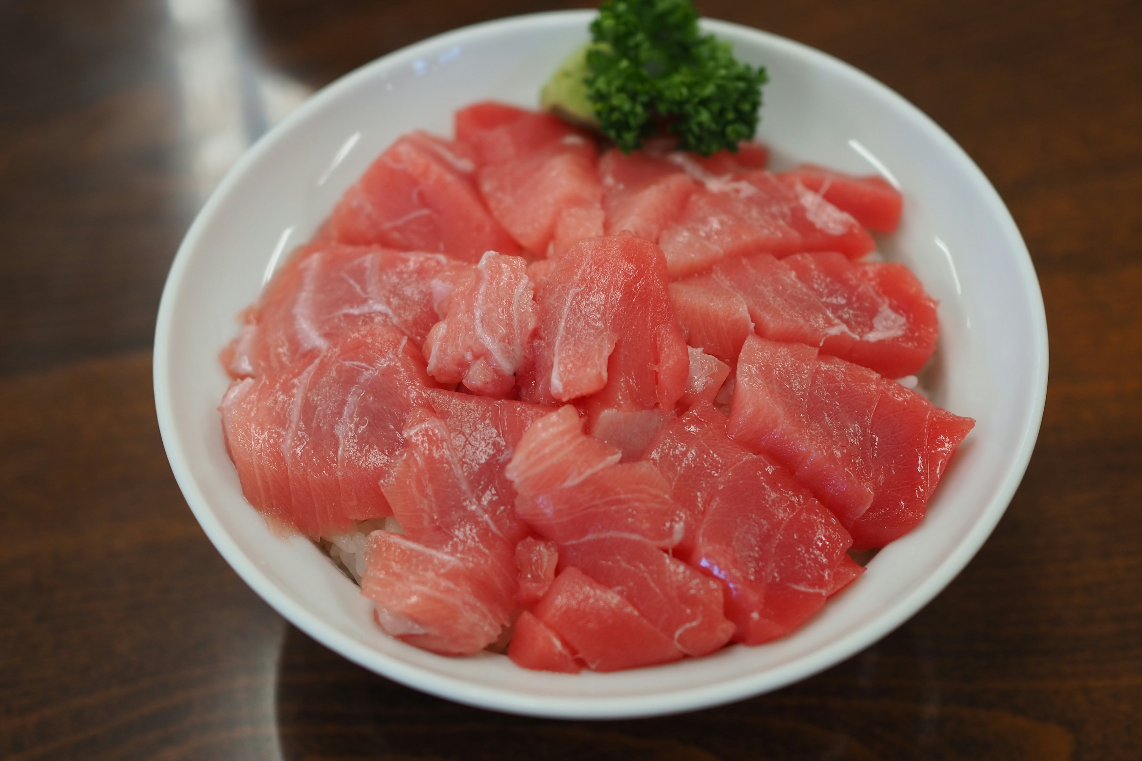 Sashimi tuna segar disusun dalam mangkuk putih