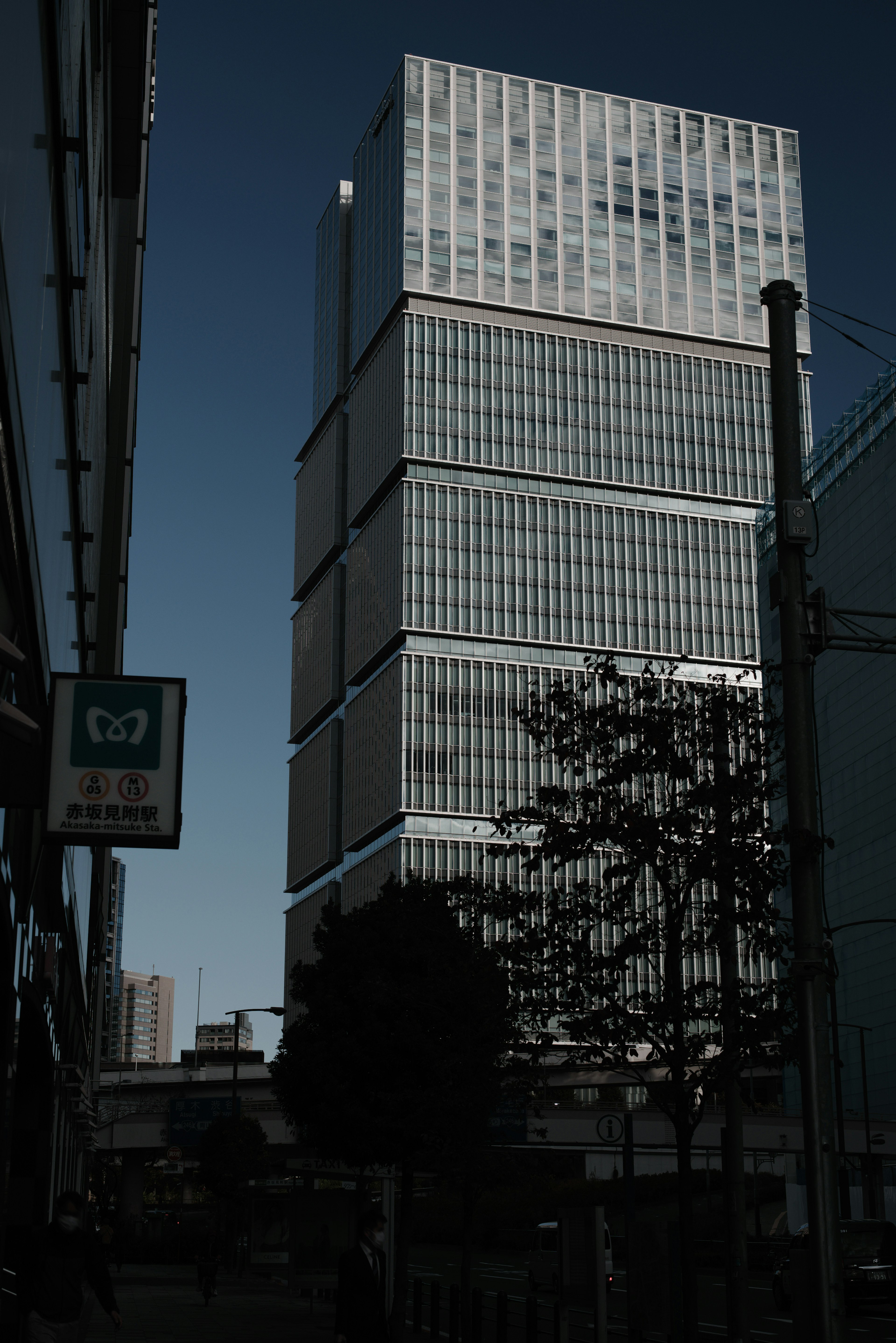 高層ビルと街の風景が見えるシーン