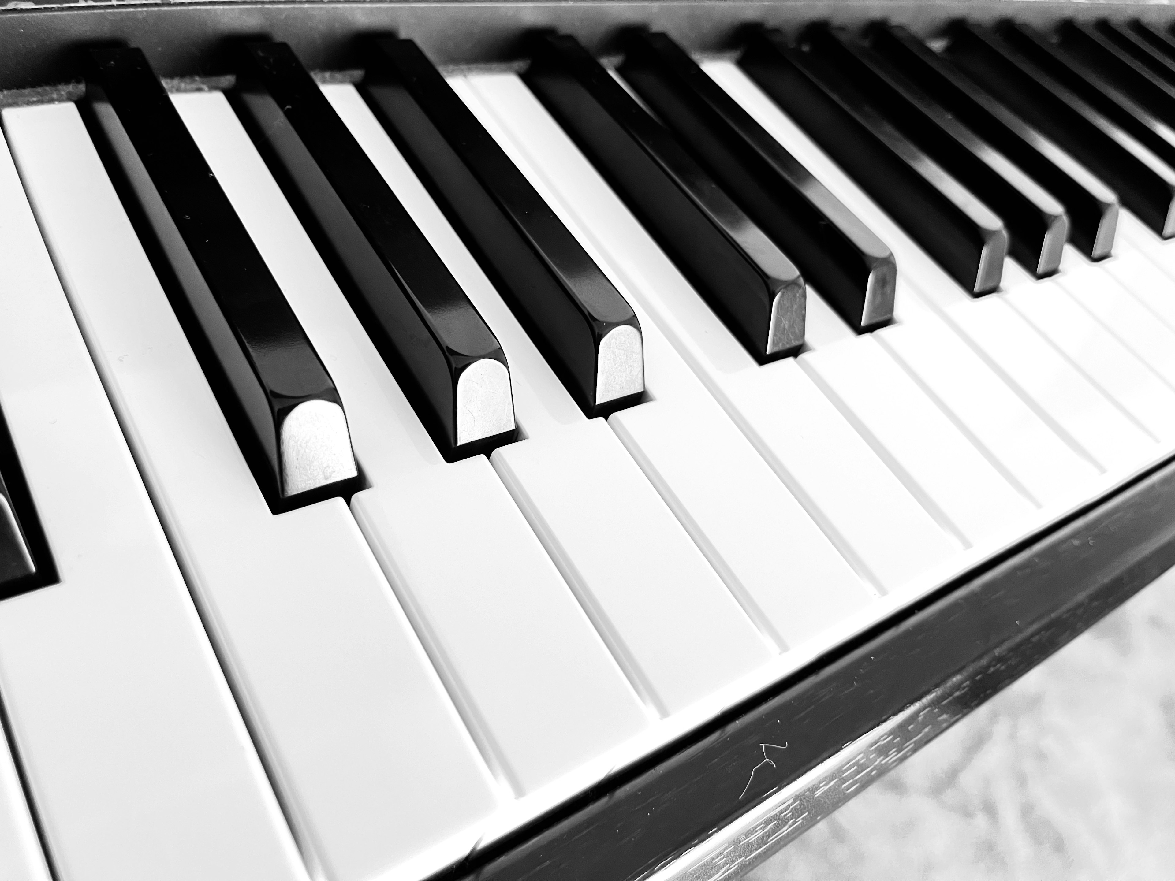 Gros plan sur des touches de piano noires et blanches