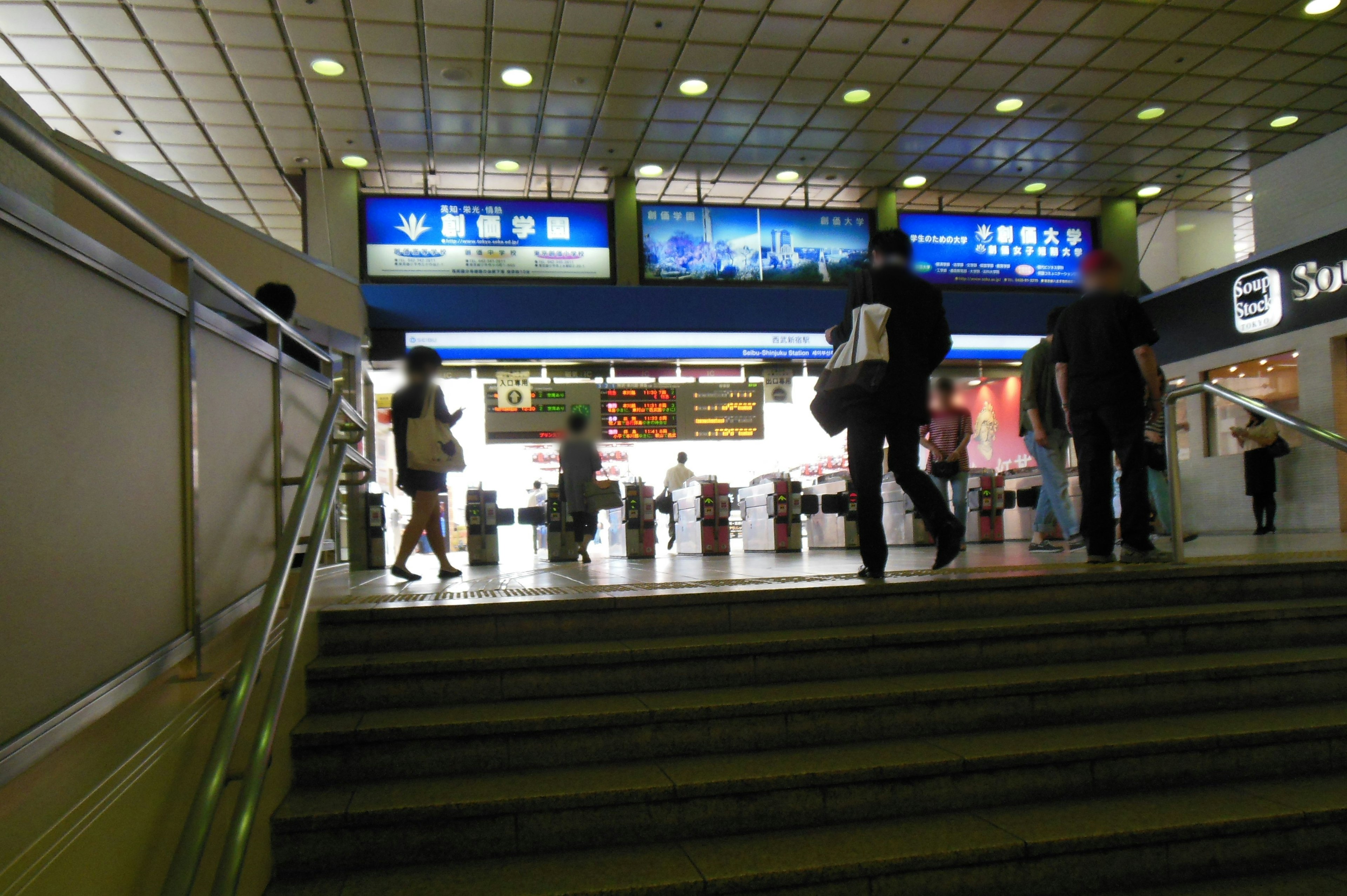 駅の改札口に向かう人々の風景