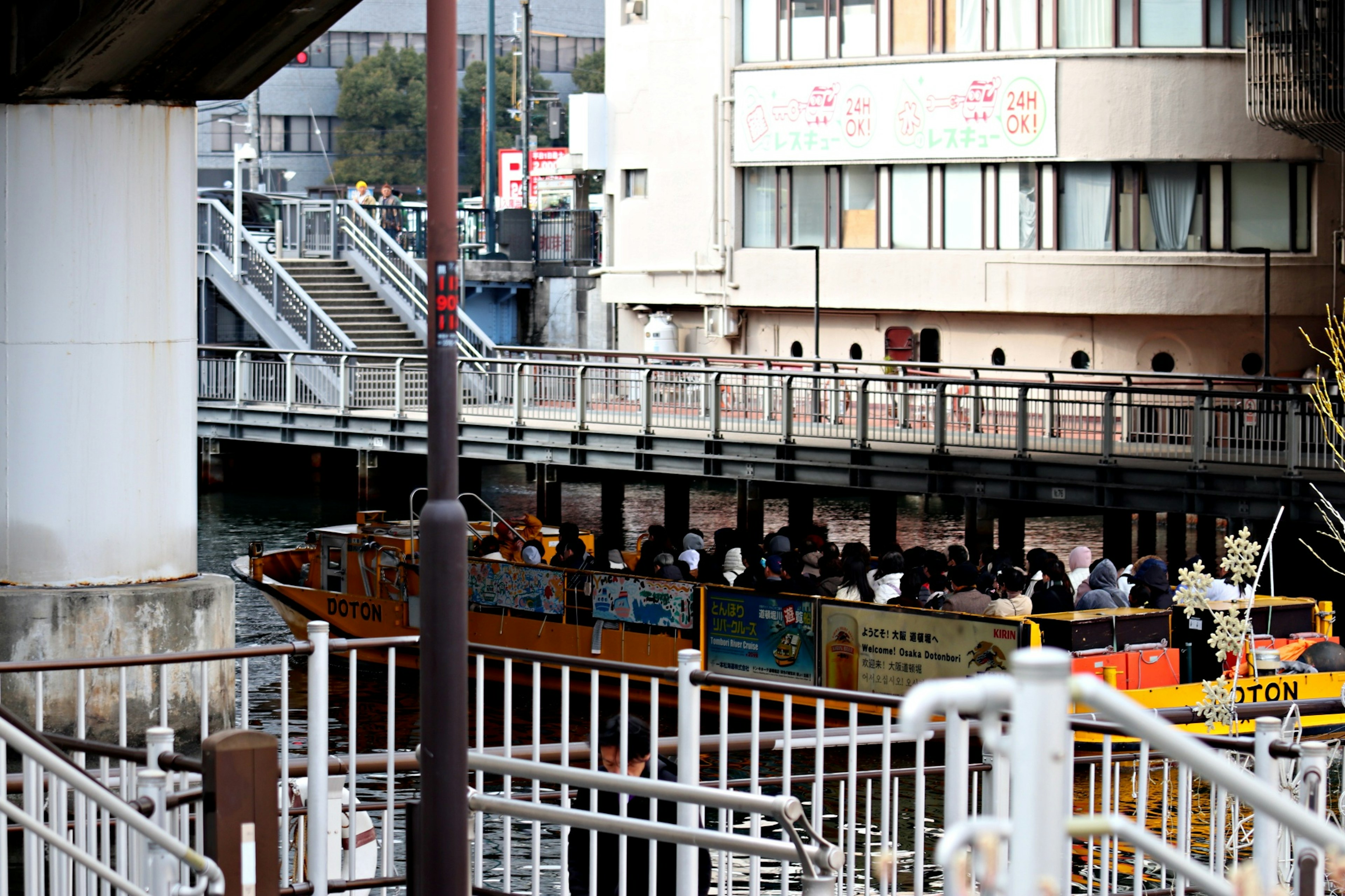 川沿いの船と周囲の建物が映る風景