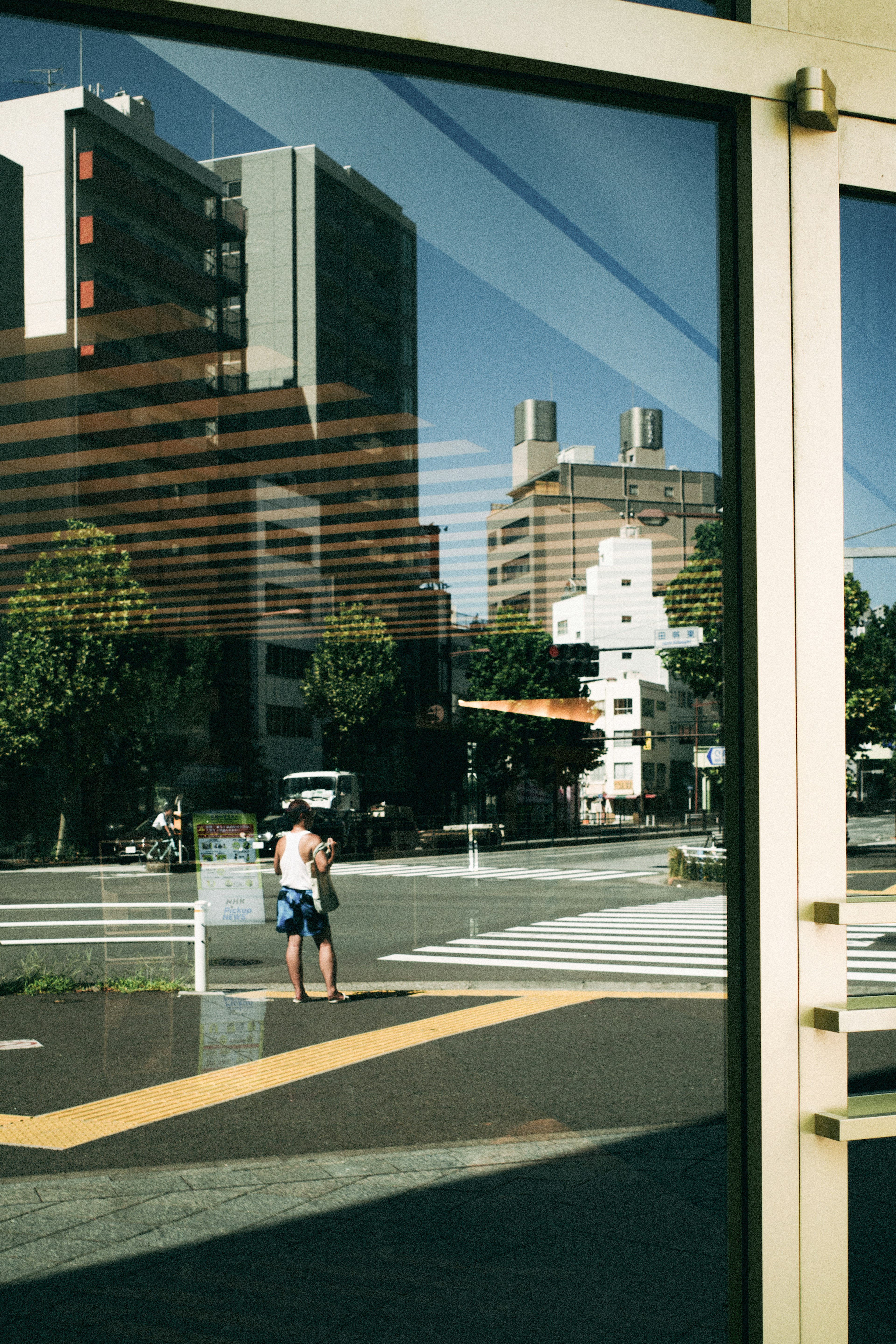 Reflektierte Stadtlandschaft mit einer Person