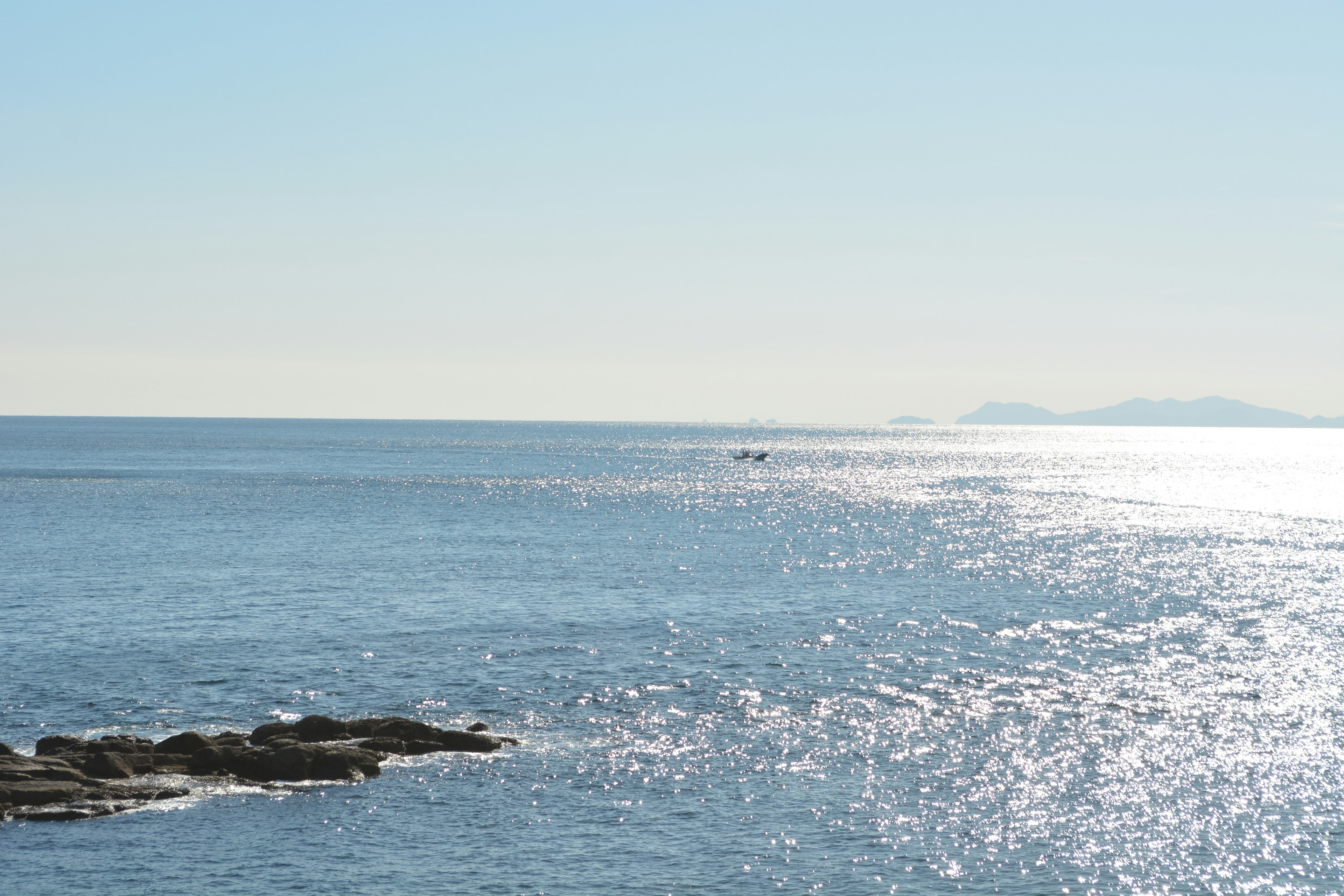 Vue sur la mer calme et le ciel lumineux avec de belles réflexions de lumière