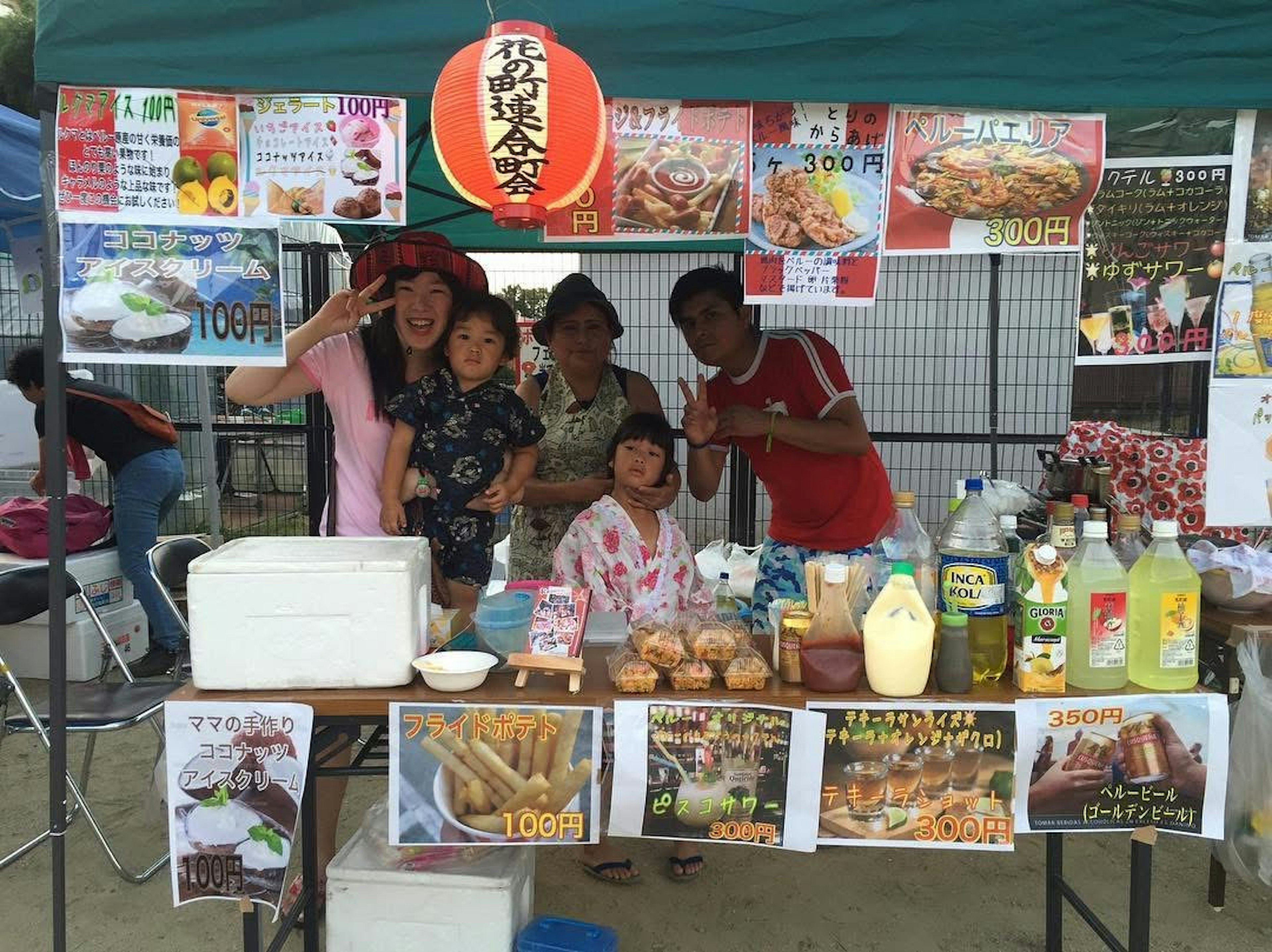 人們在一個食品攤位前開心地擺姿勢，展示各種菜餚