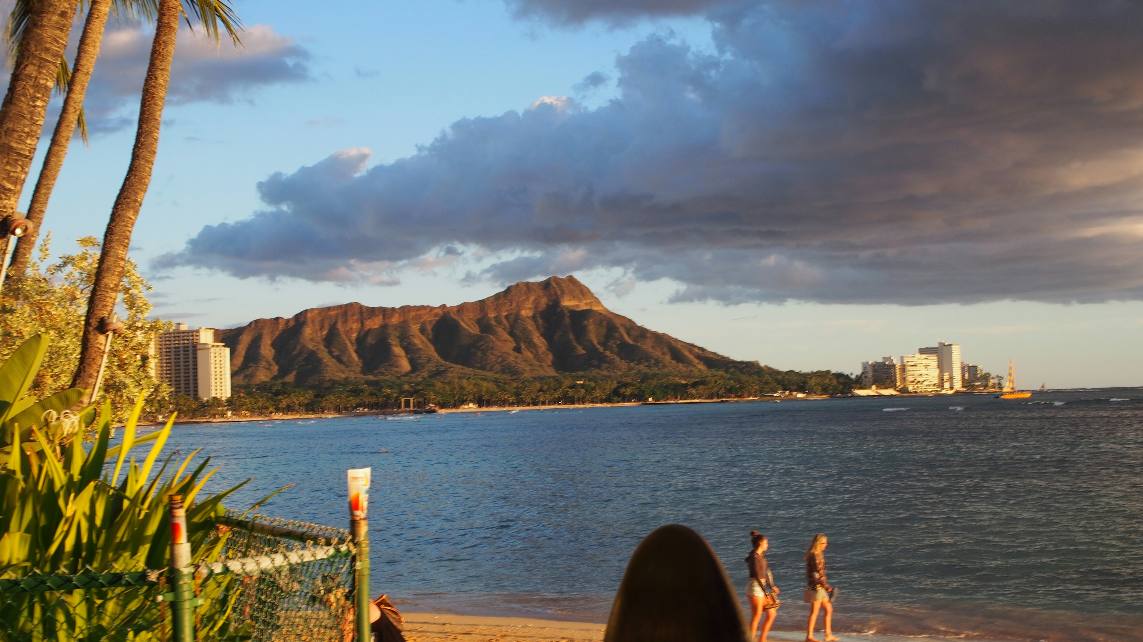 Cảnh biển với Diamond Head ở phía sau