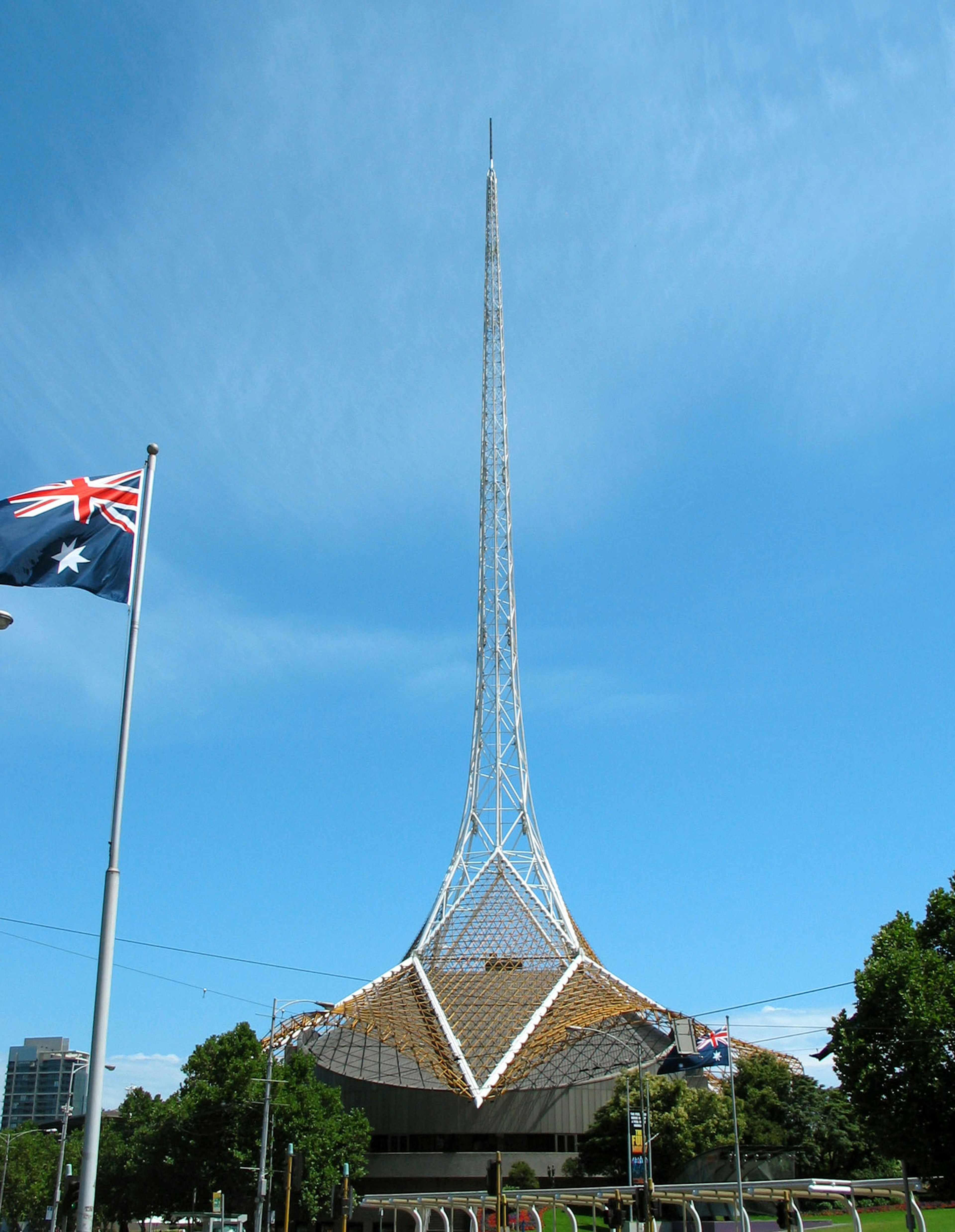 Menara Melbourne yang menyerupai Menara Eiffel dengan bendera Australia berkibar