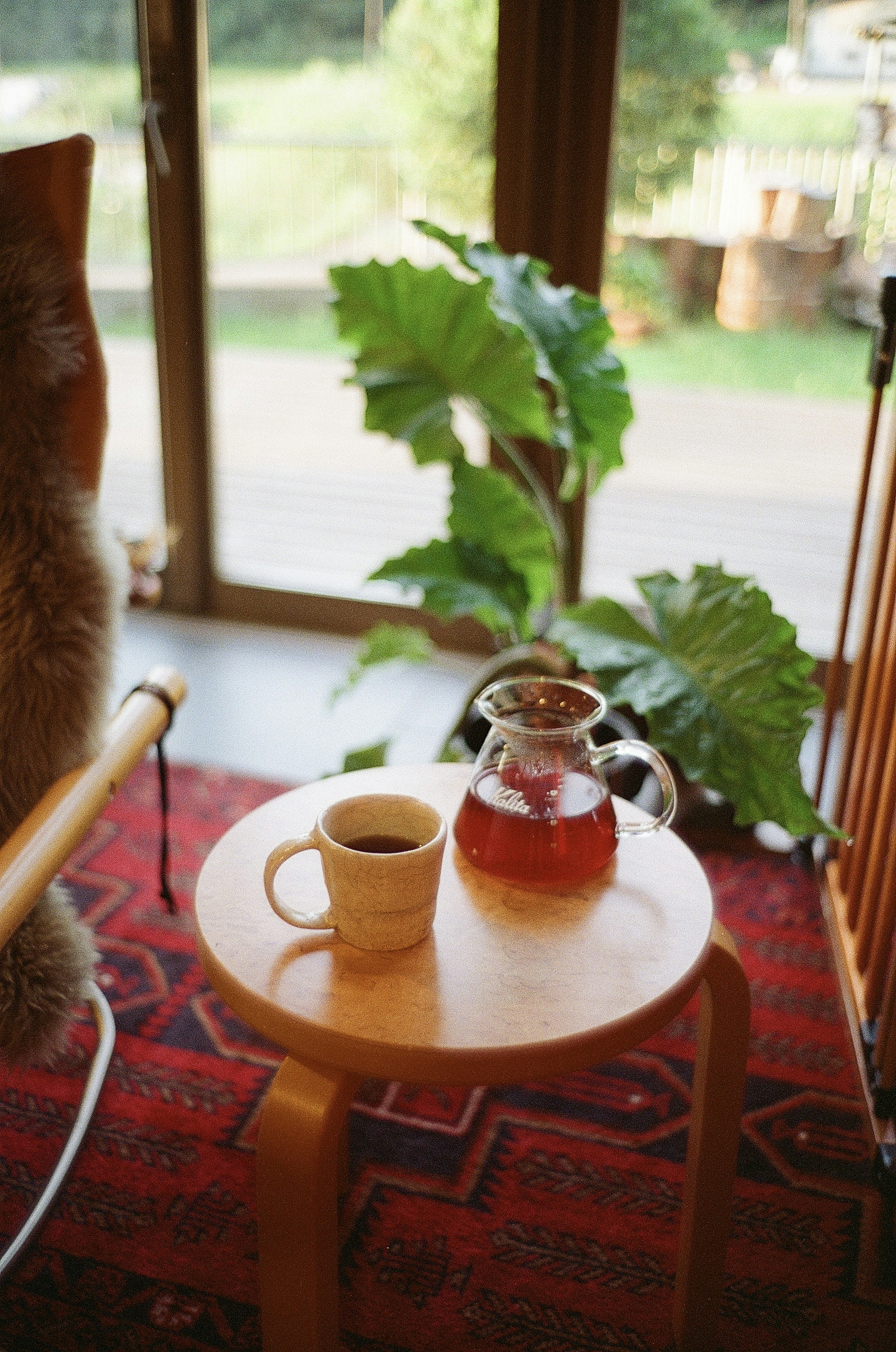 Un ambiente accogliente con una tazza di caffè e una caraffa di tè su un tavolo di legno