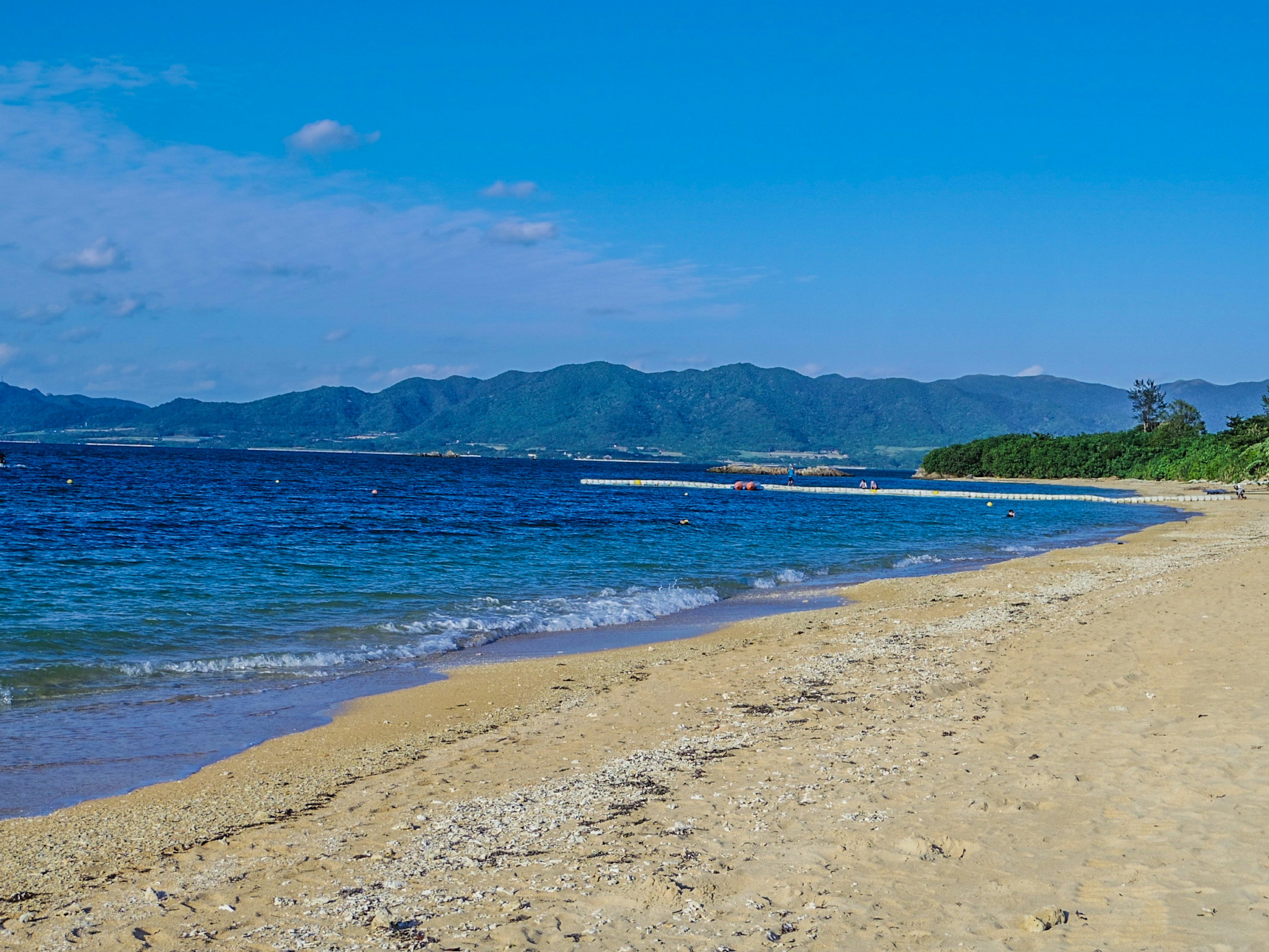 Pemandangan pantai yang indah dengan laut dan langit biru