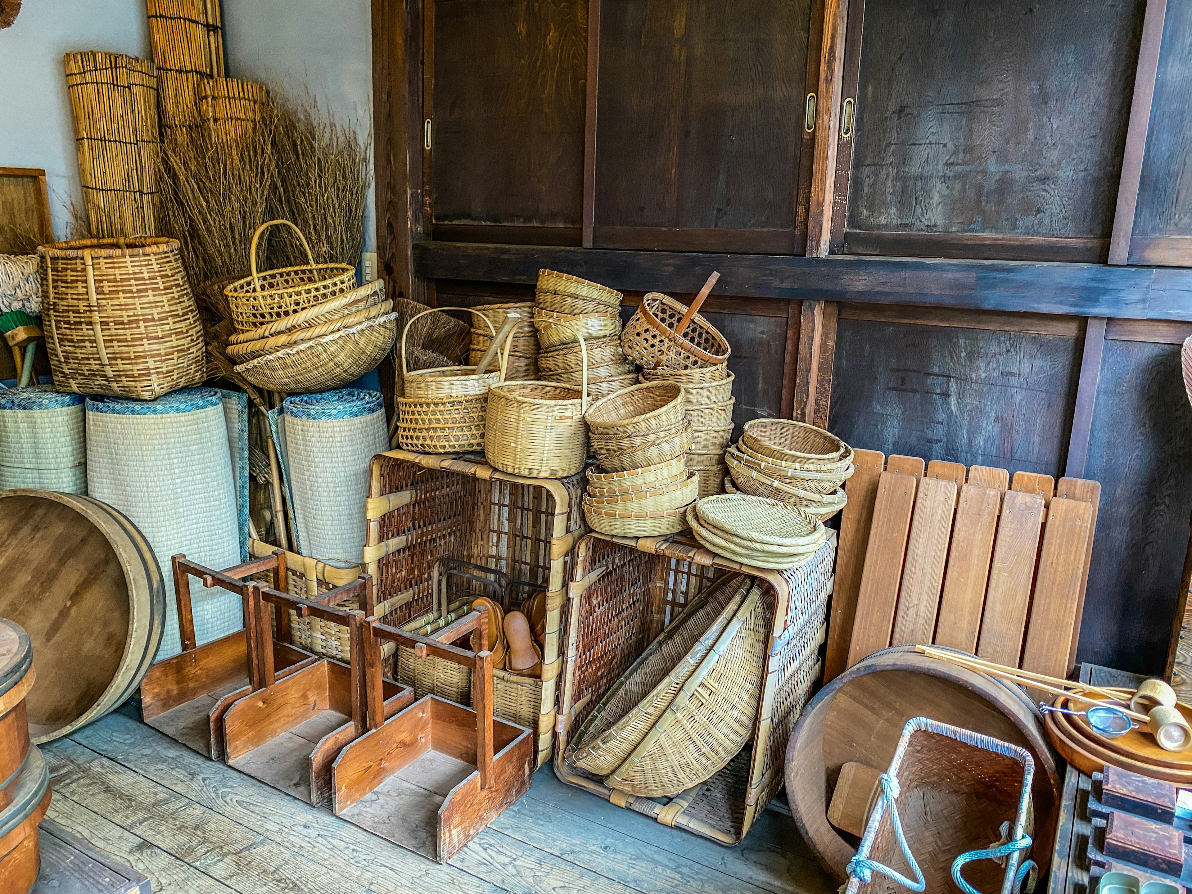 Interno pieno di cestini in legno e oggetti di stoccaggio