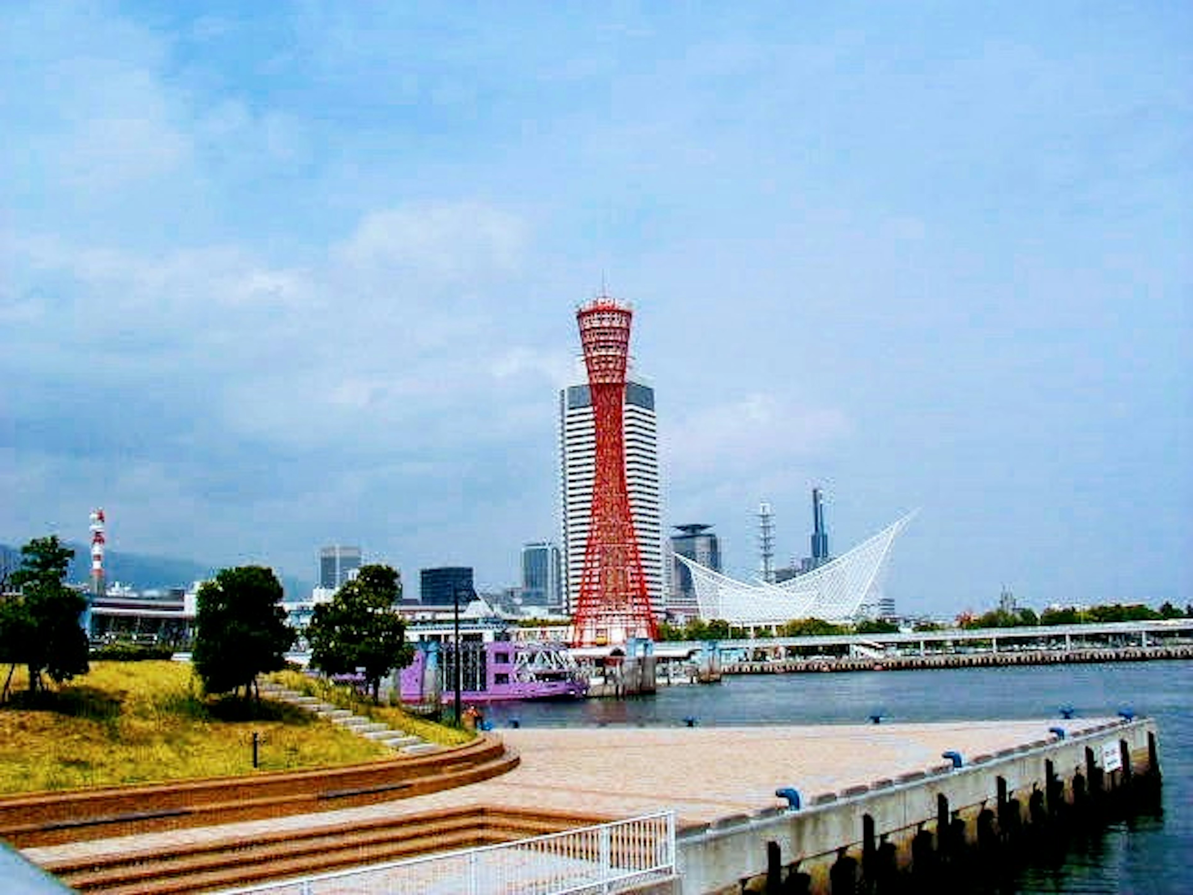 神戸のポートタワーと近代的な建物が並ぶ風景