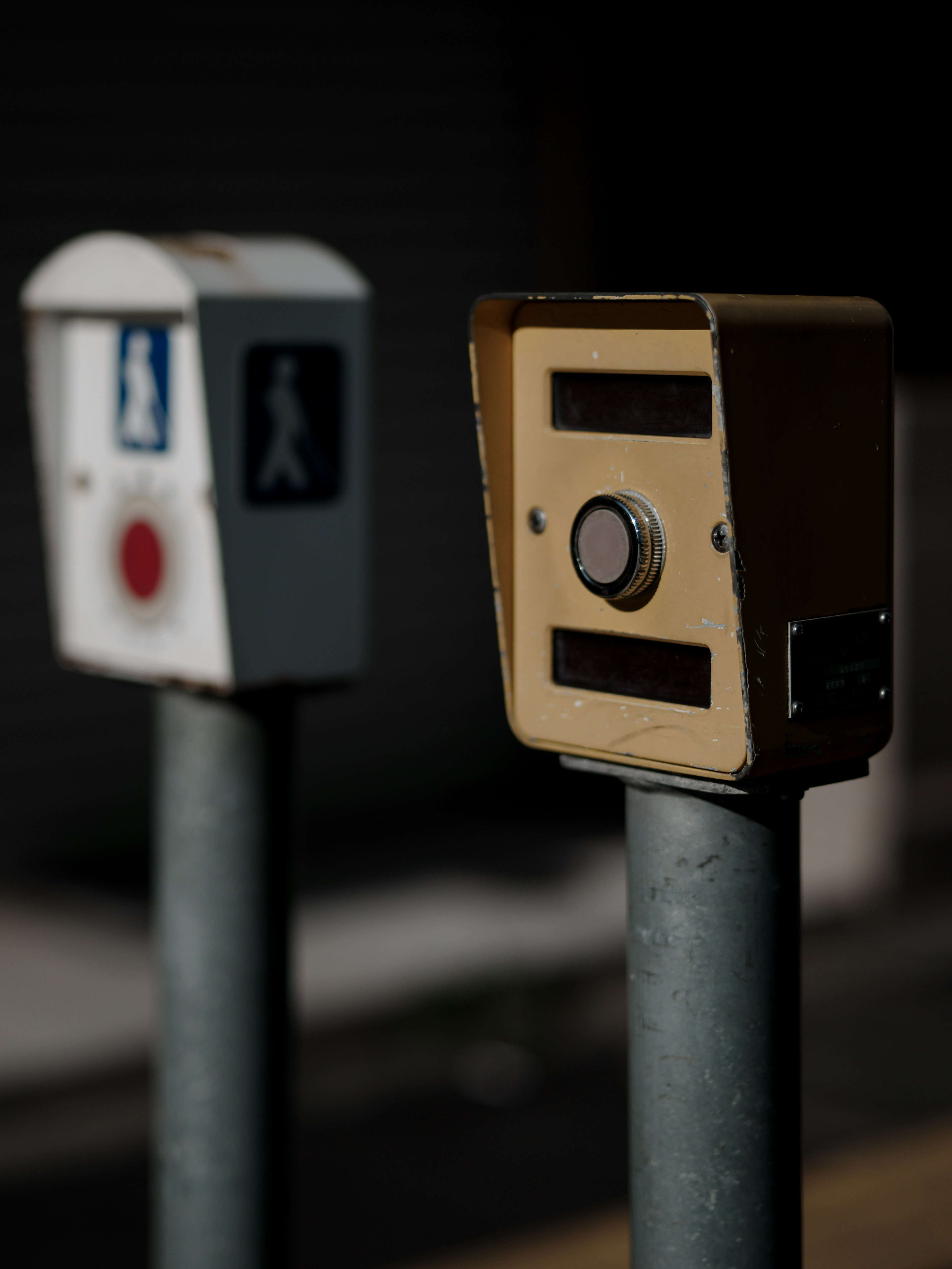 Straßenecke mit Fußgängersignal und Knopf