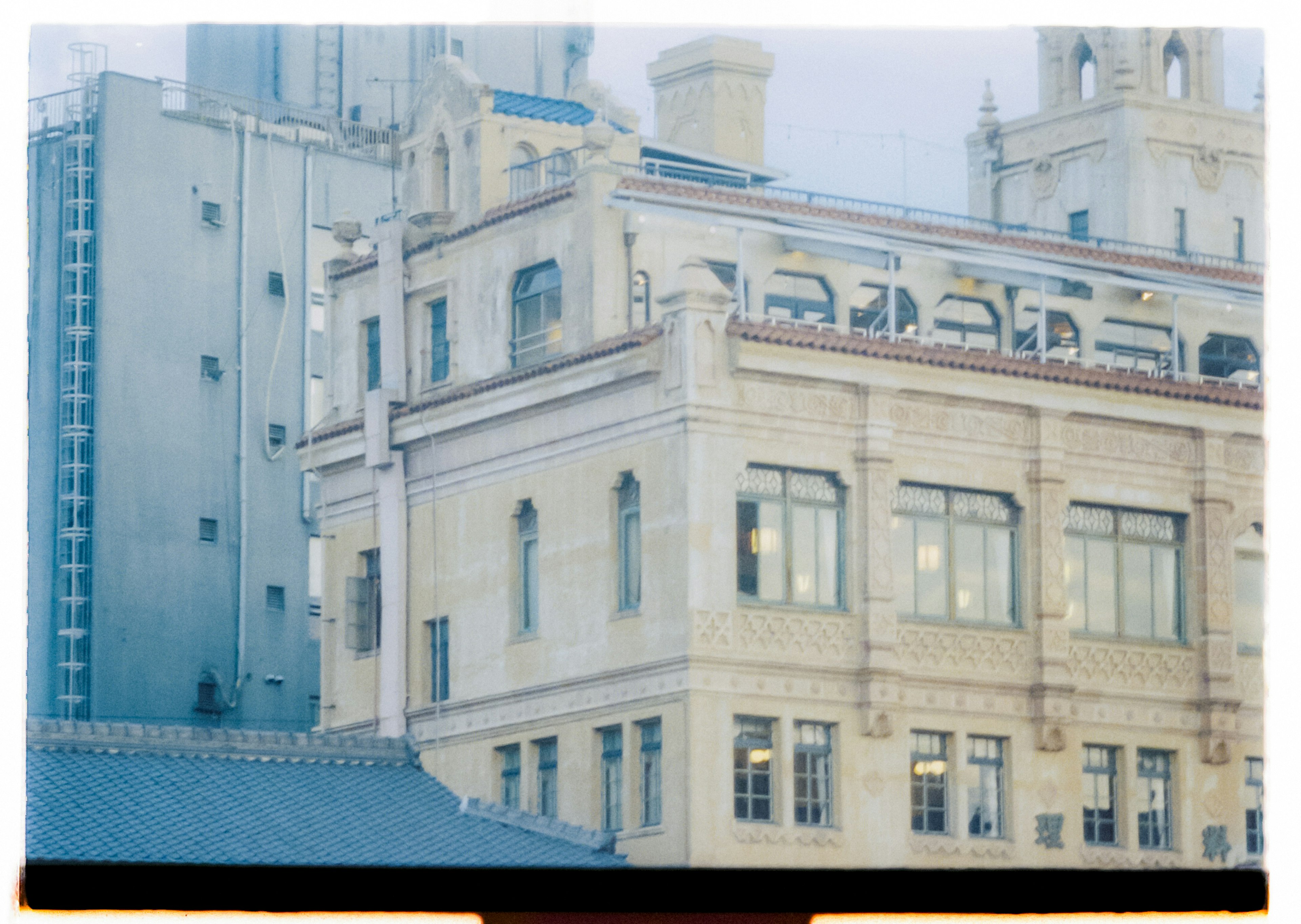 Fachada de un edificio histórico bajo un cielo azul