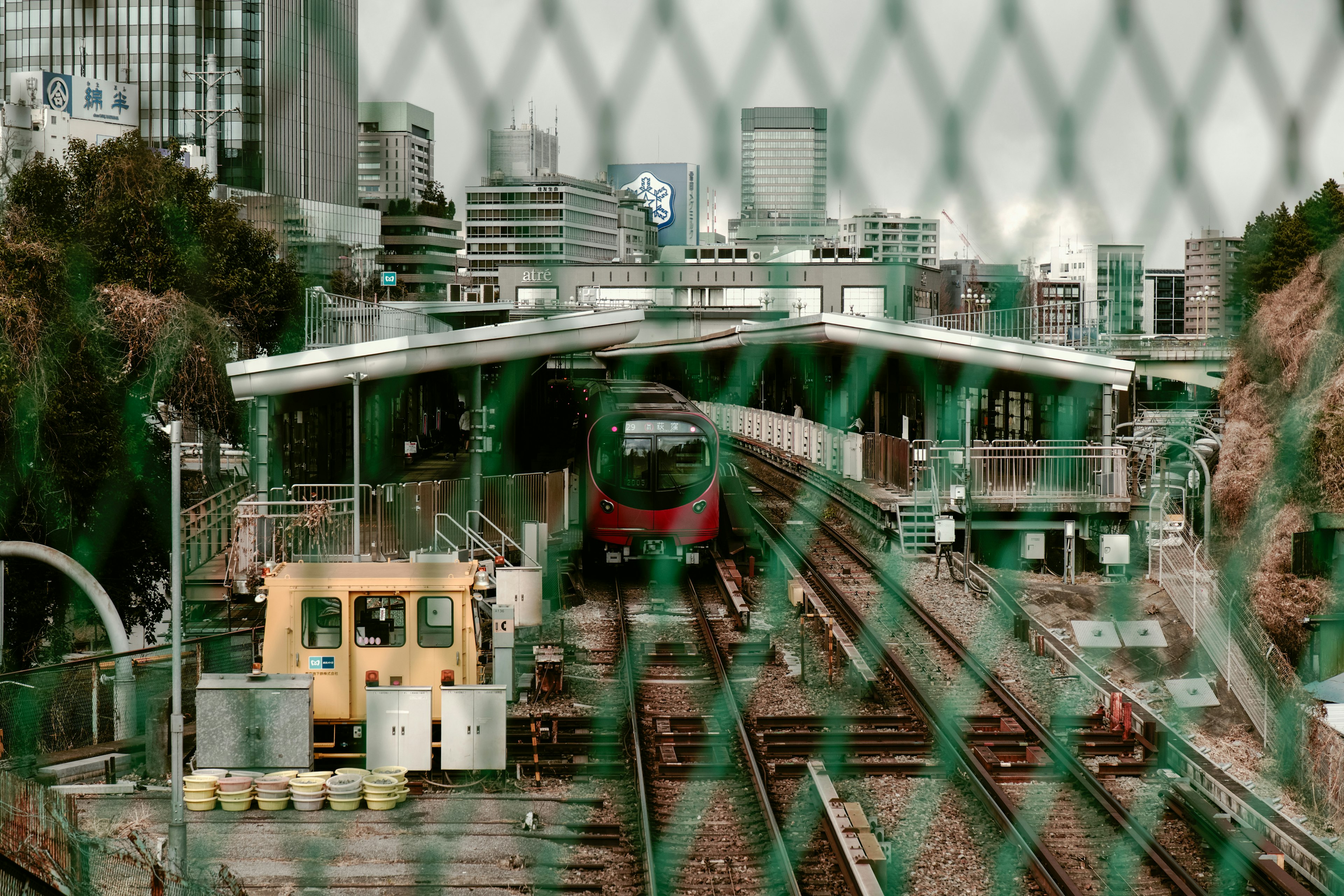 Image représentant une gare avec un paysage urbain voies ferrées et bâtiment de la gare visibles