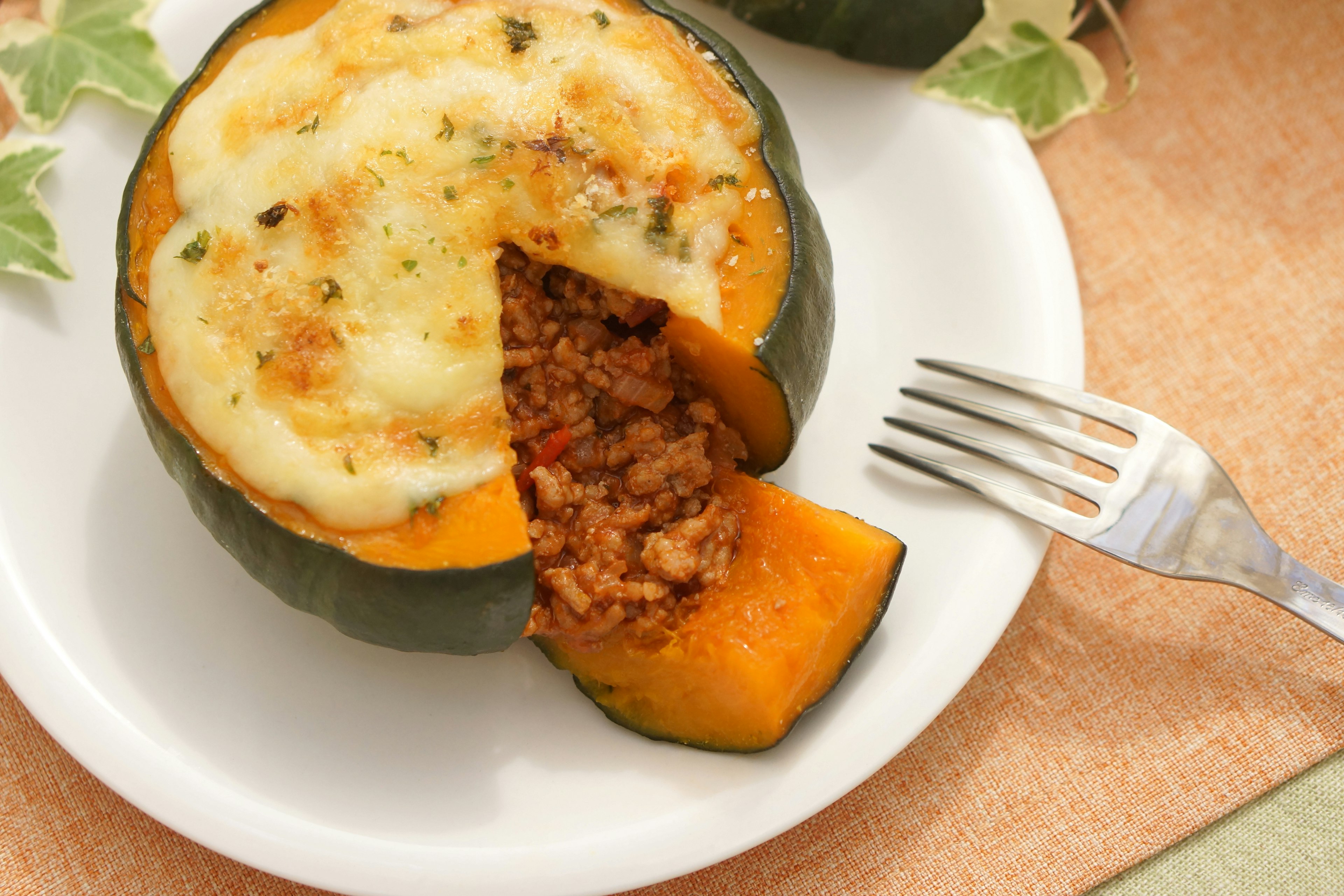 Courge gobelet farcie servie dans une assiette avec une fourchette