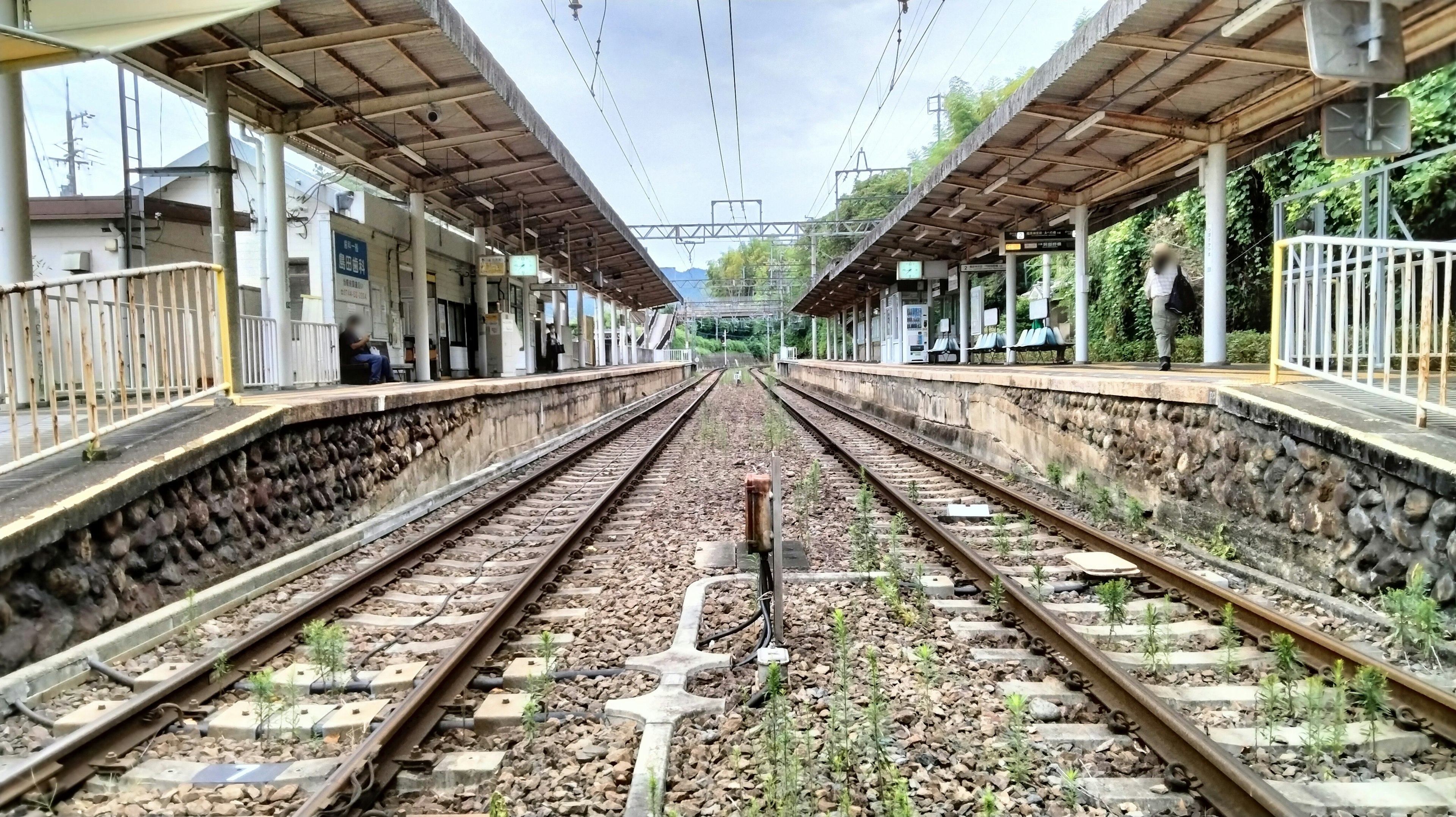 Pemandangan platform dan rel kereta di stasiun