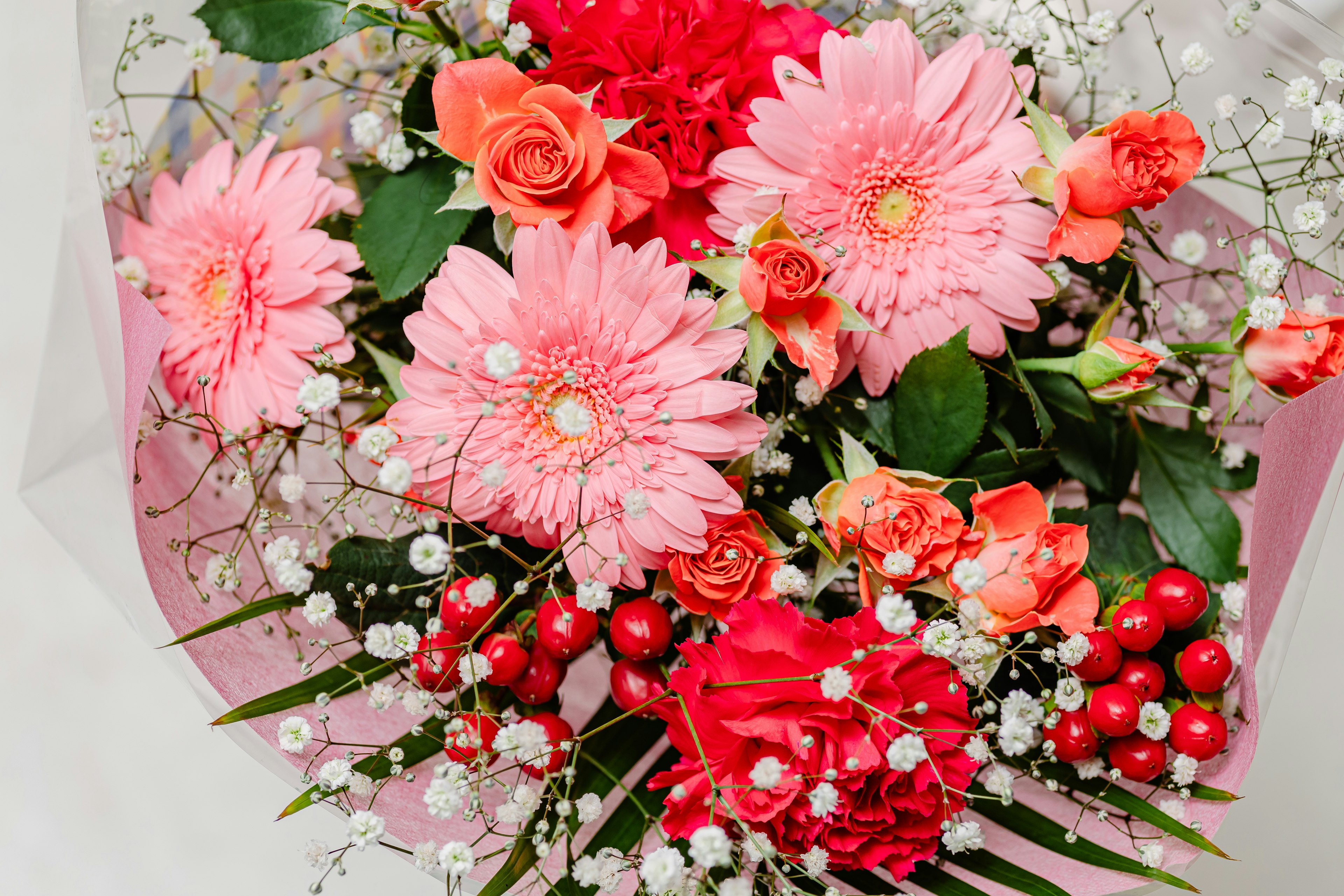 Rangkaian bunga berwarna-warni dengan gerbera pink dan mawar