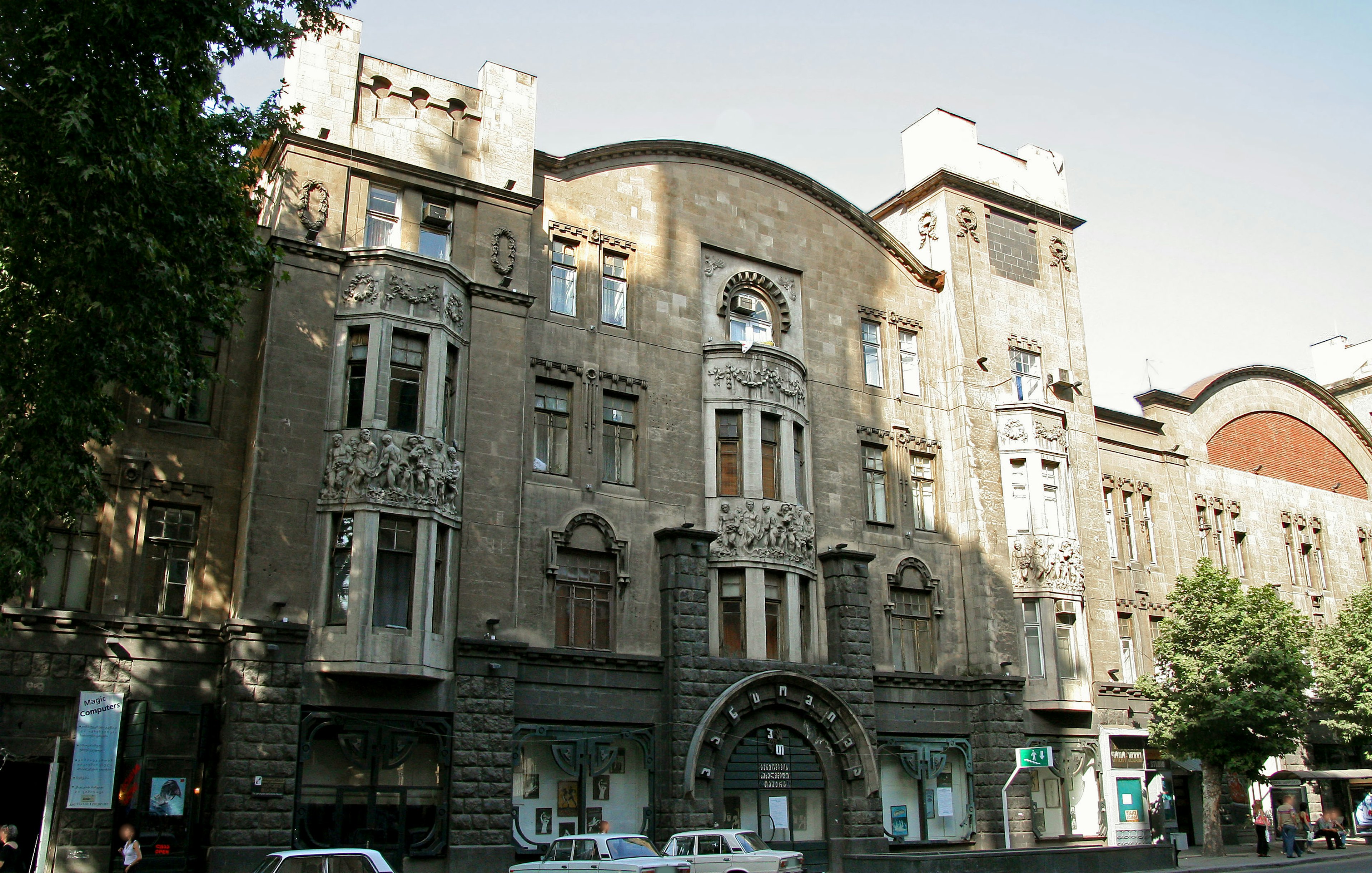 Façade de bâtiment historique avec des éléments décoratifs et des fenêtres en arc